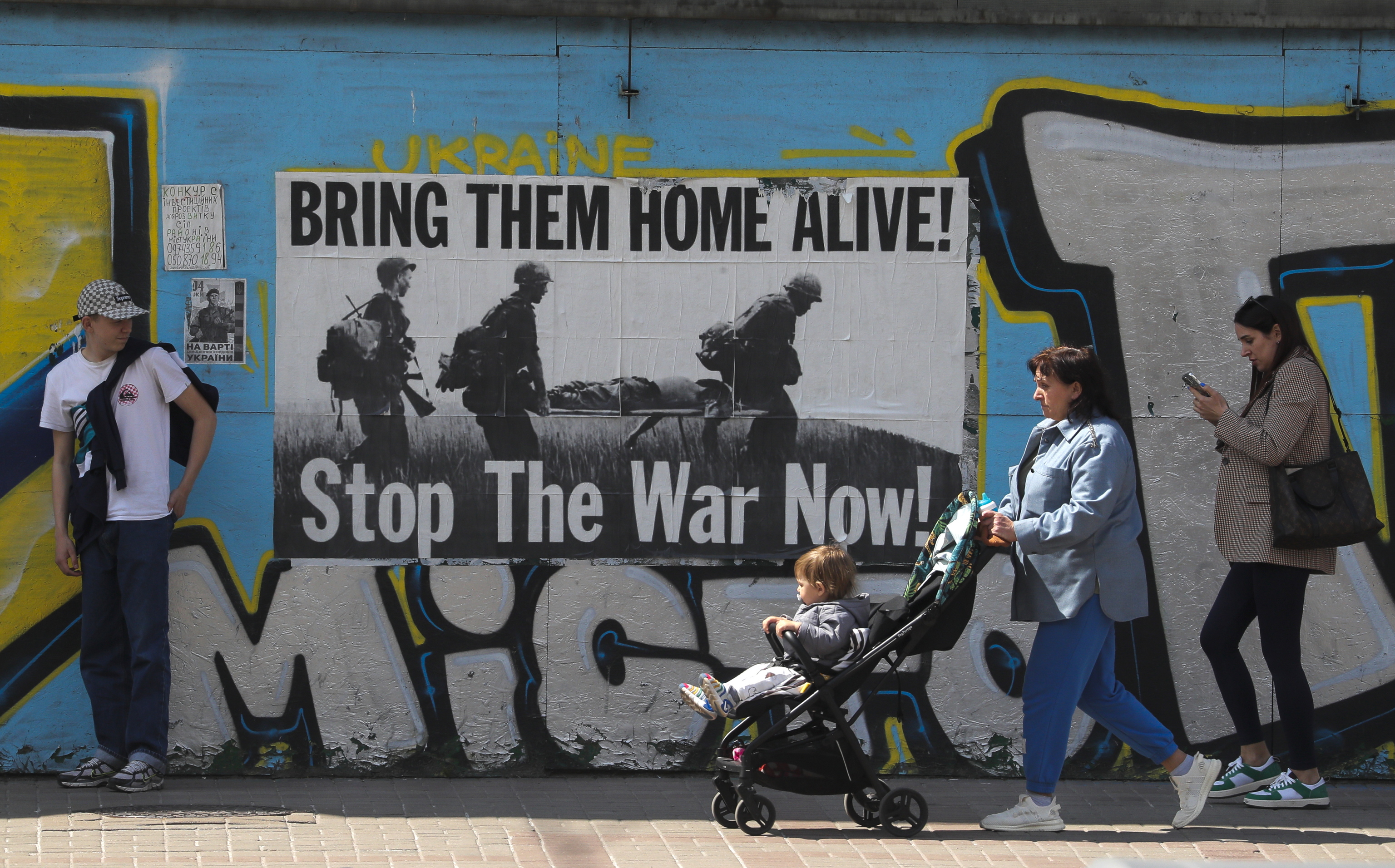 Cartel contra la guerra en Kiev .-
