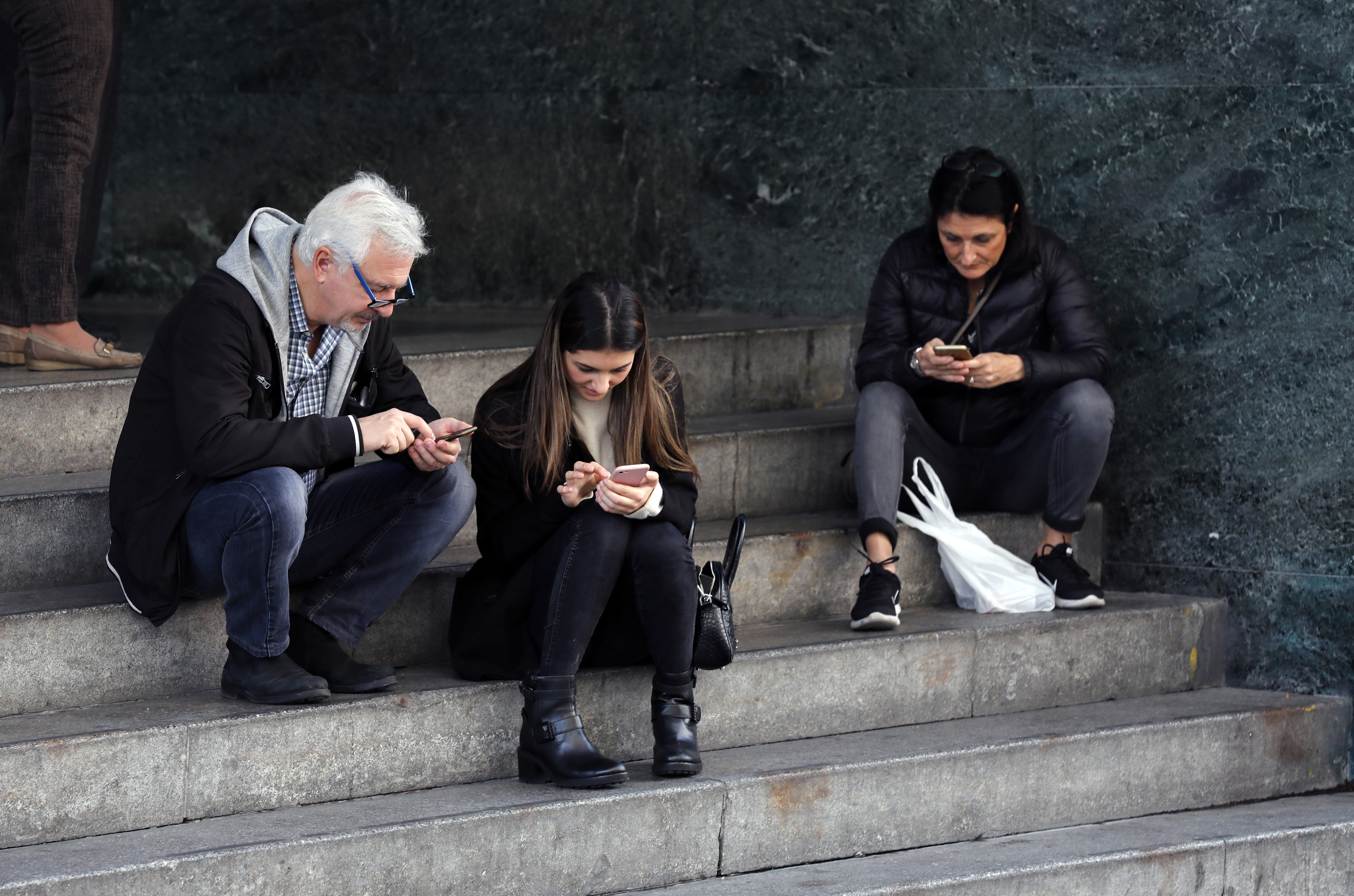 Personas utilizando su telfono en Madrid