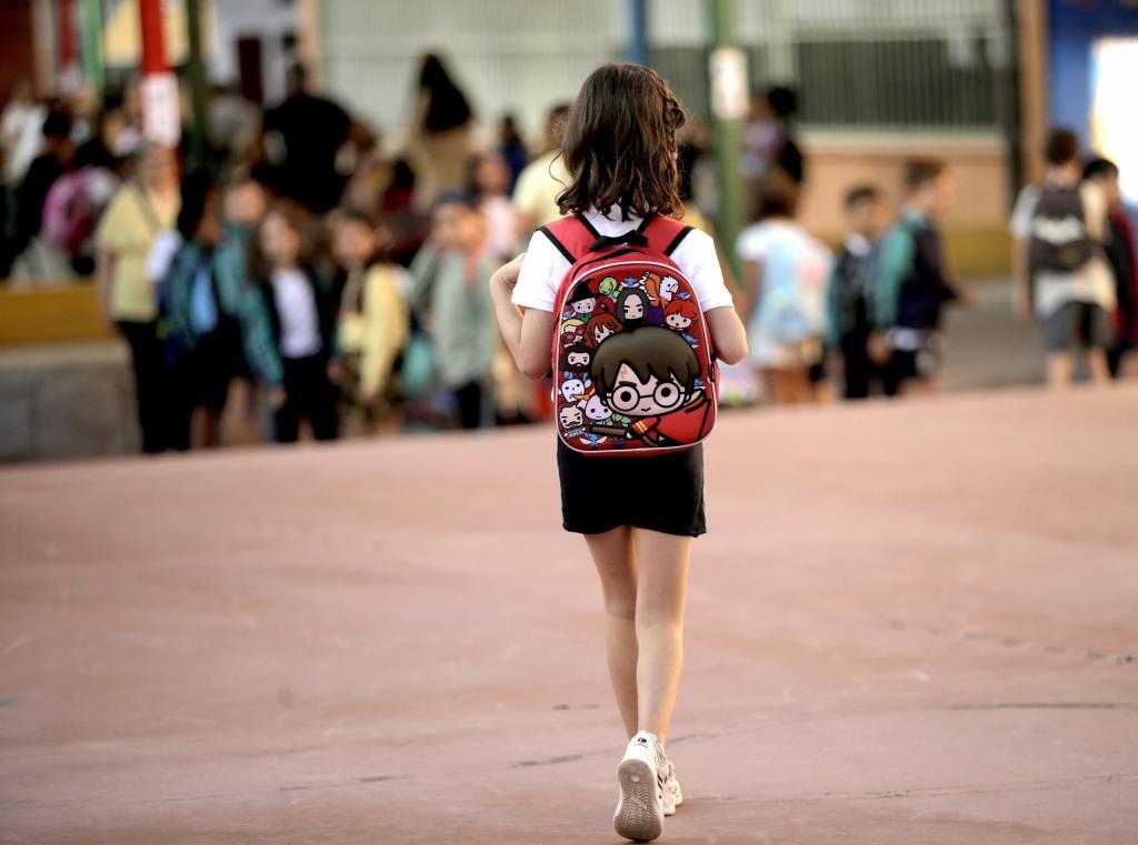 Una alumna a la puerta de un colegio de Madrid.