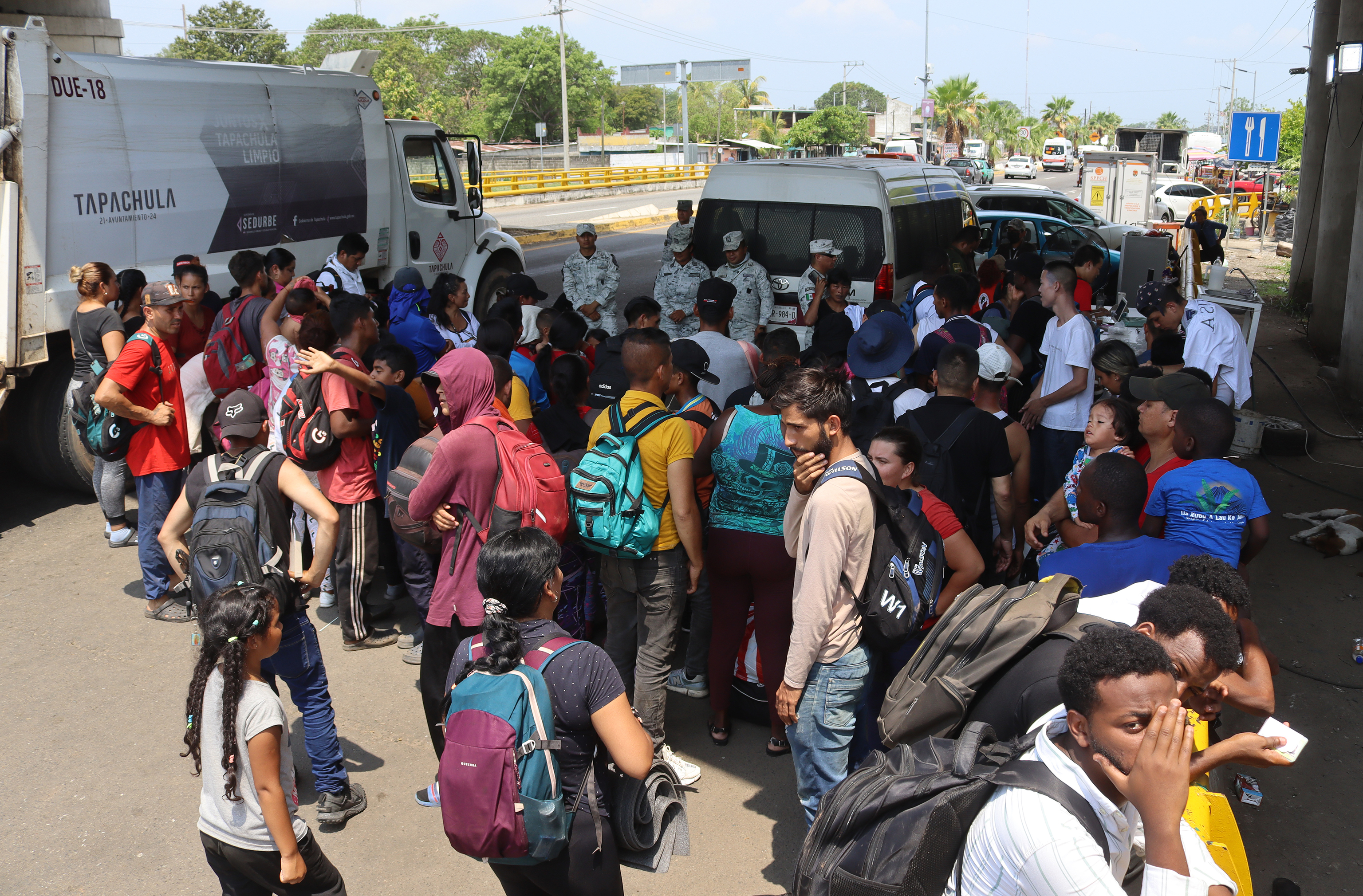 Migrantes permanecen en un puesto de control mientras esperan soluciones a su situacin migratoria hoy, en Tapachula (Mxico).