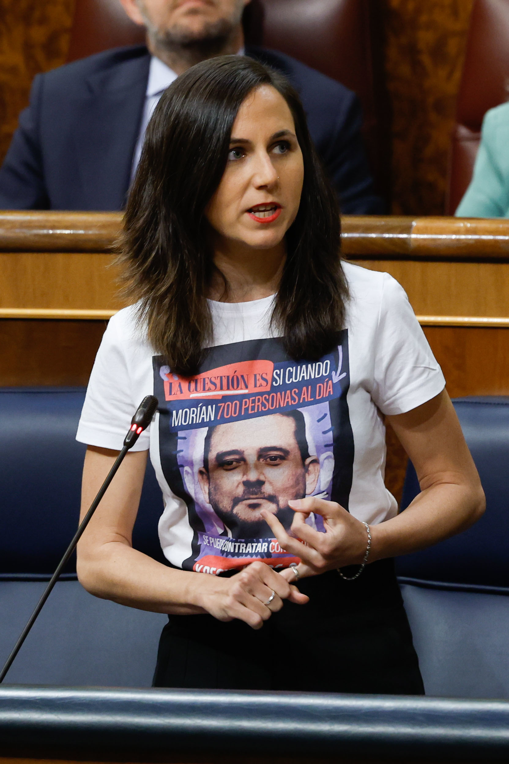 Ione Belarra, con una camiseta con la imagen de Toms Ayuso, en el Congreso.