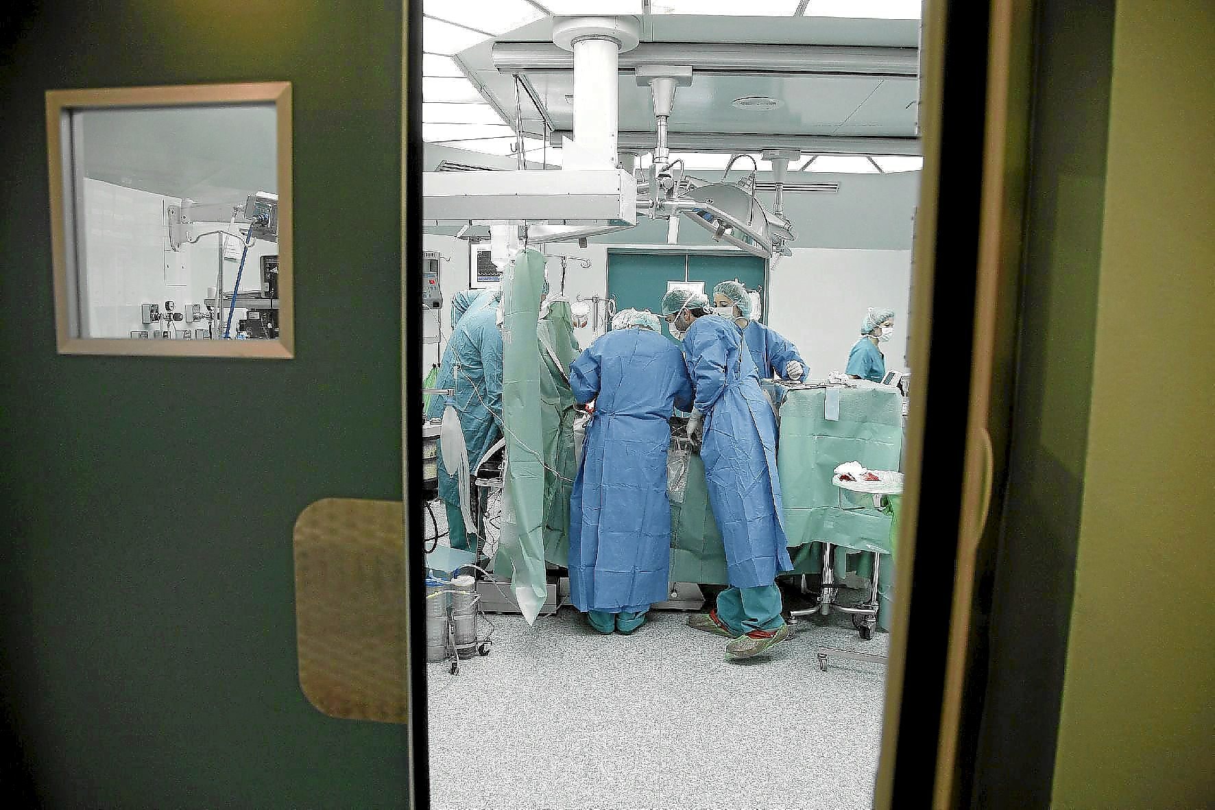 Un equípo médico durante un trasplante, en imagen de archivo.