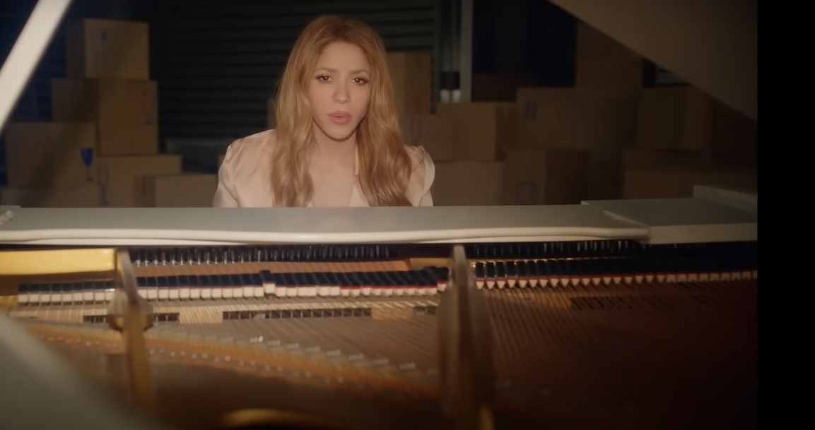 La cantante Shakira, tocando en piano en el tema Acróstico.