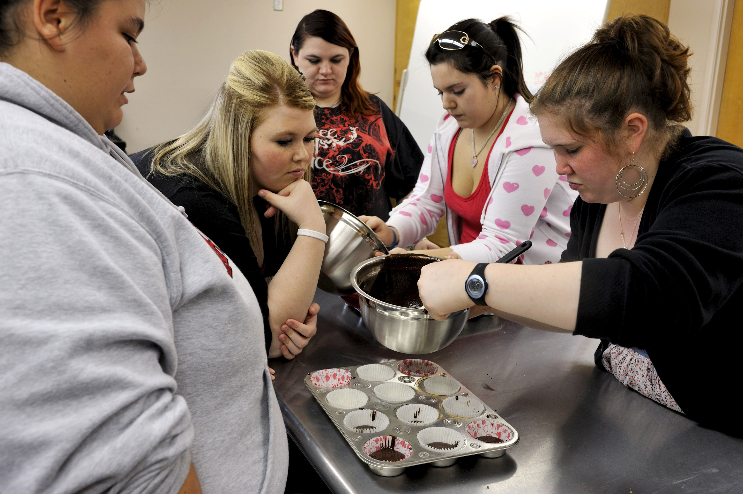 Jóvenes en un taller de cocina en la Academia Wellspring de California, que es un internado para adolescentes obesos, el primero para bajar de peso en EEUU.