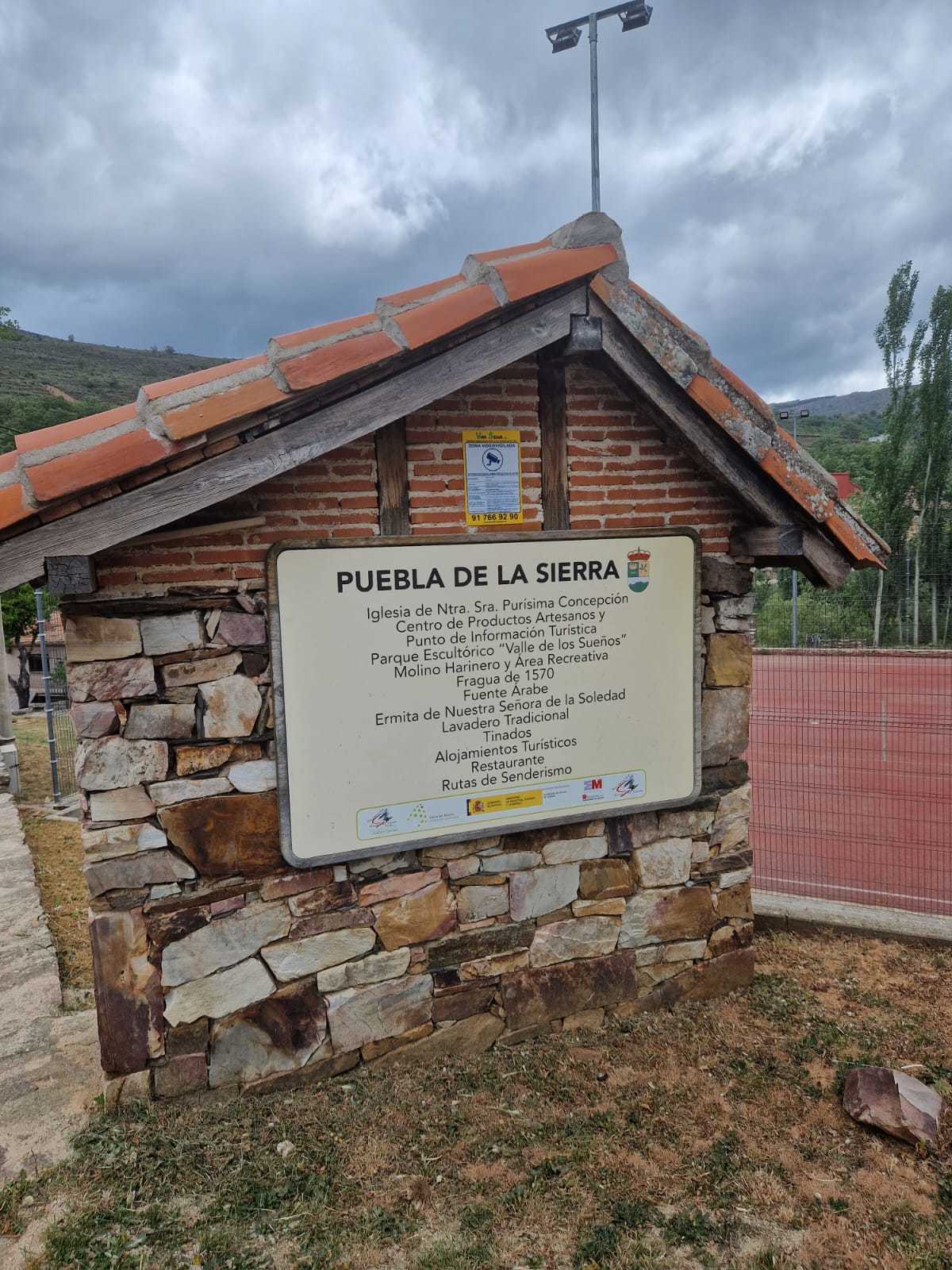 Cartel a la entrada de Puebla de la Sierra.