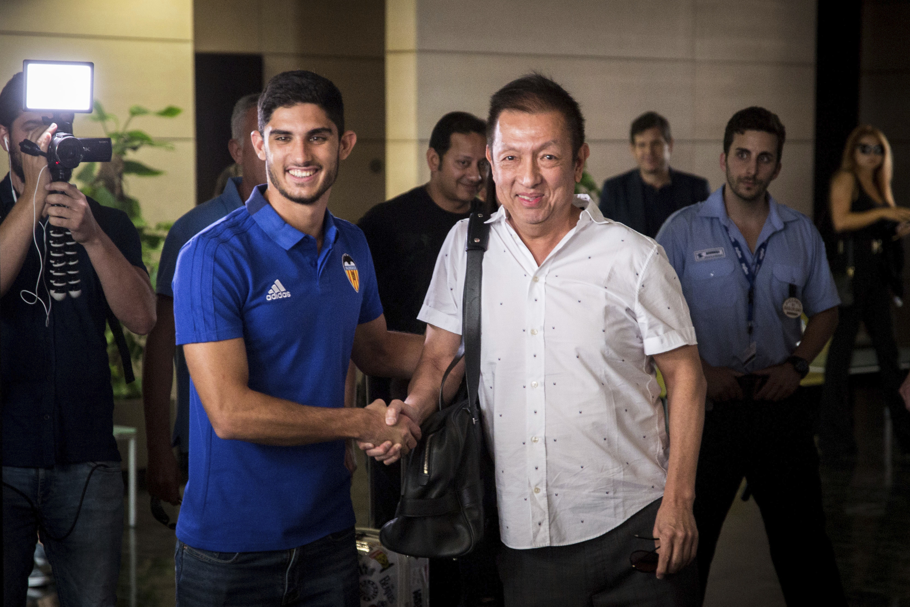 Guedes y Peter Lim, en el verano de 2018 tras su llegada al Valencia.