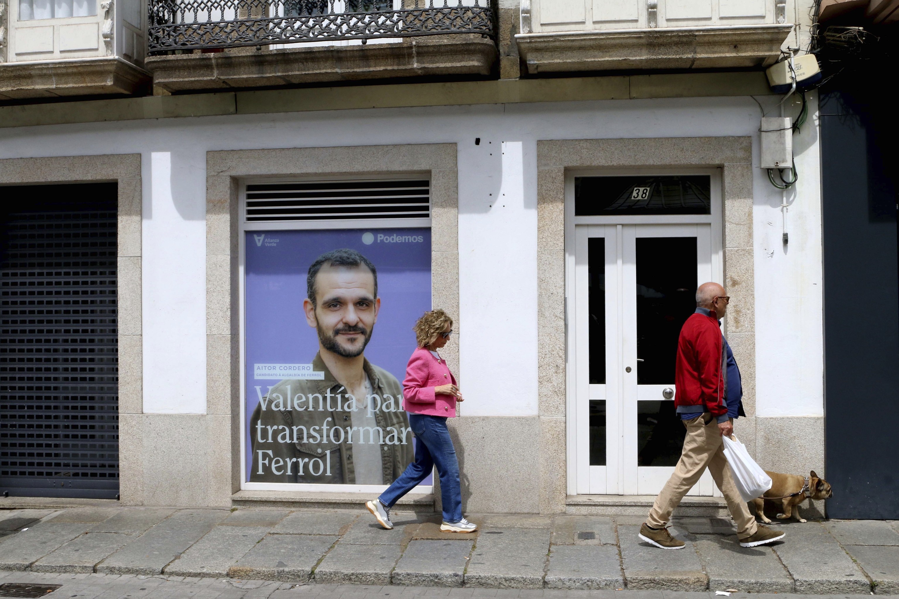 Sede de Podemos en Ferrol, con el cartel de su candidaro, Aitor Cordeiro.