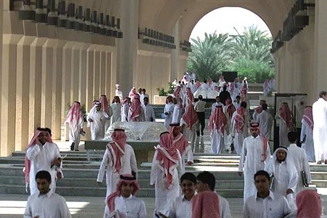 Estudiantes saudes en el vestbulo de la Universidad Saud, en Riad.