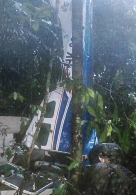 La avioneta accidentada en una zona selvática de Solano, un municipio del departamento colombiano de Caquetá, en una foto divulgada por el Ejército de Colombia.