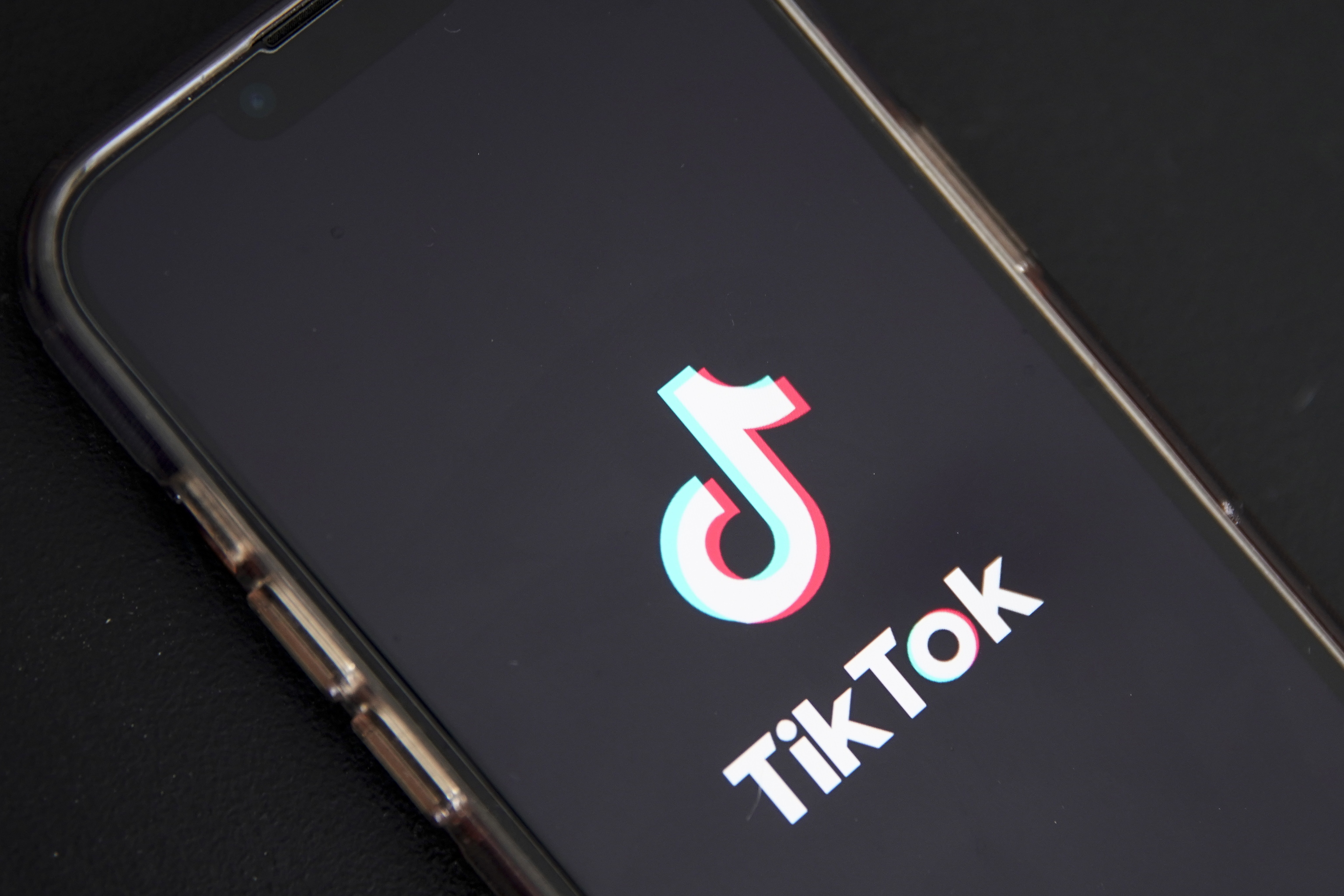 El logo de TikTok en un móvil.