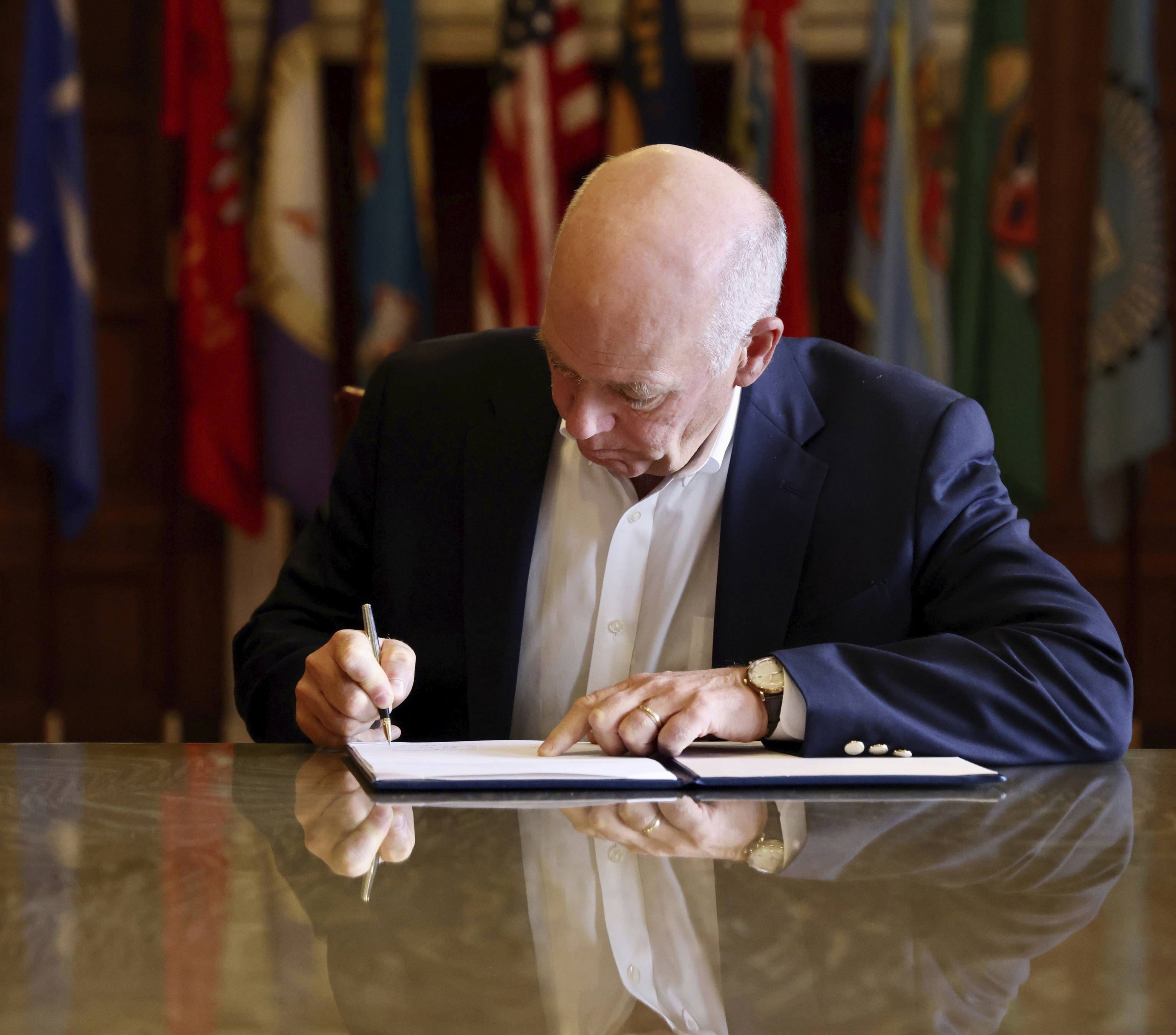 Greg Gianforte, gobernador de Montana, firmando la orden que prohíbe TikTok en el estado.