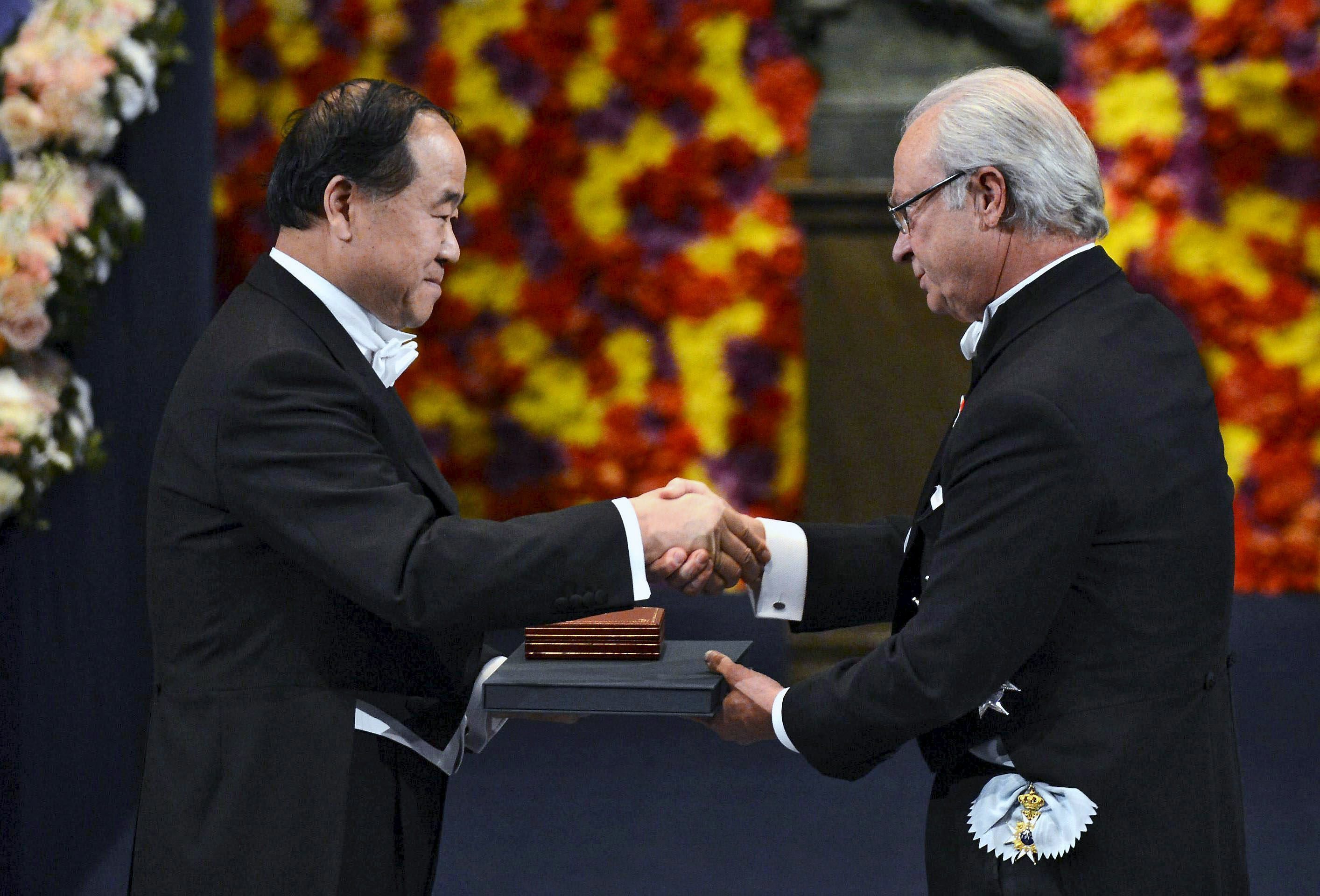El rey Carlos Gustavo de Suecia (d) entrega el Nobel de Literatura al chino Mo Yan durante la ceremonia de entrega de los Premios Nobel de Física, Química, Medicina, Literatura y Economía en el Konserthuset (Sala de Conciertos) de Estocolmo.