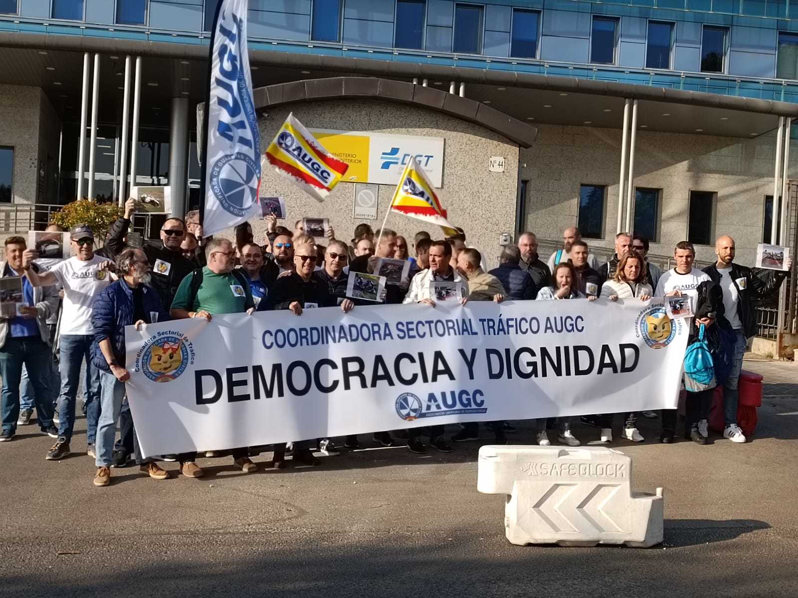 Concentración esta mañana a las puertas de la DGT en Madrid