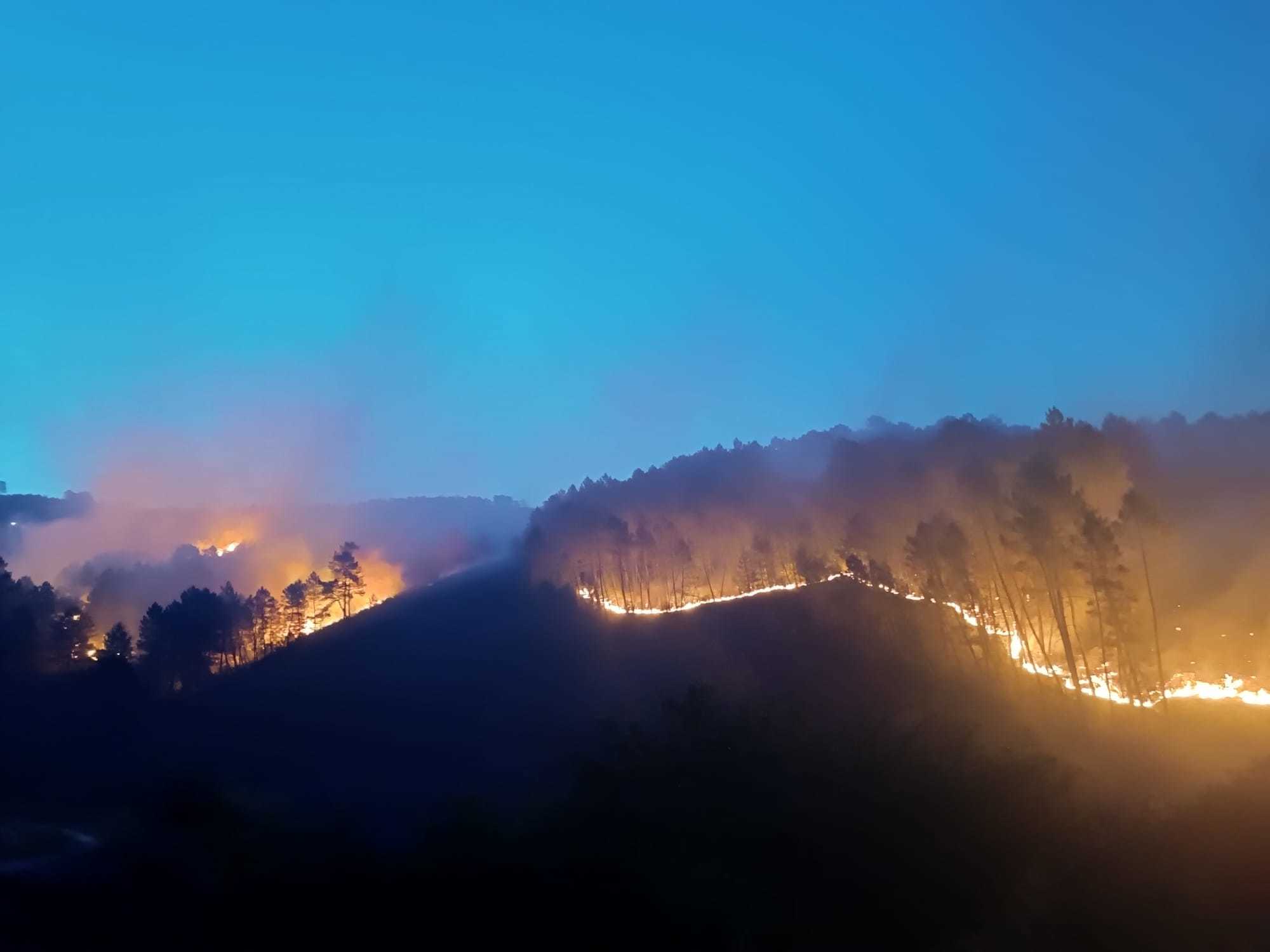 Medios areos con la vuelta de la luz del da ya han comenzado su trabajo para Extinguir el incendio forestal de Pinofranqueado, Cceres.