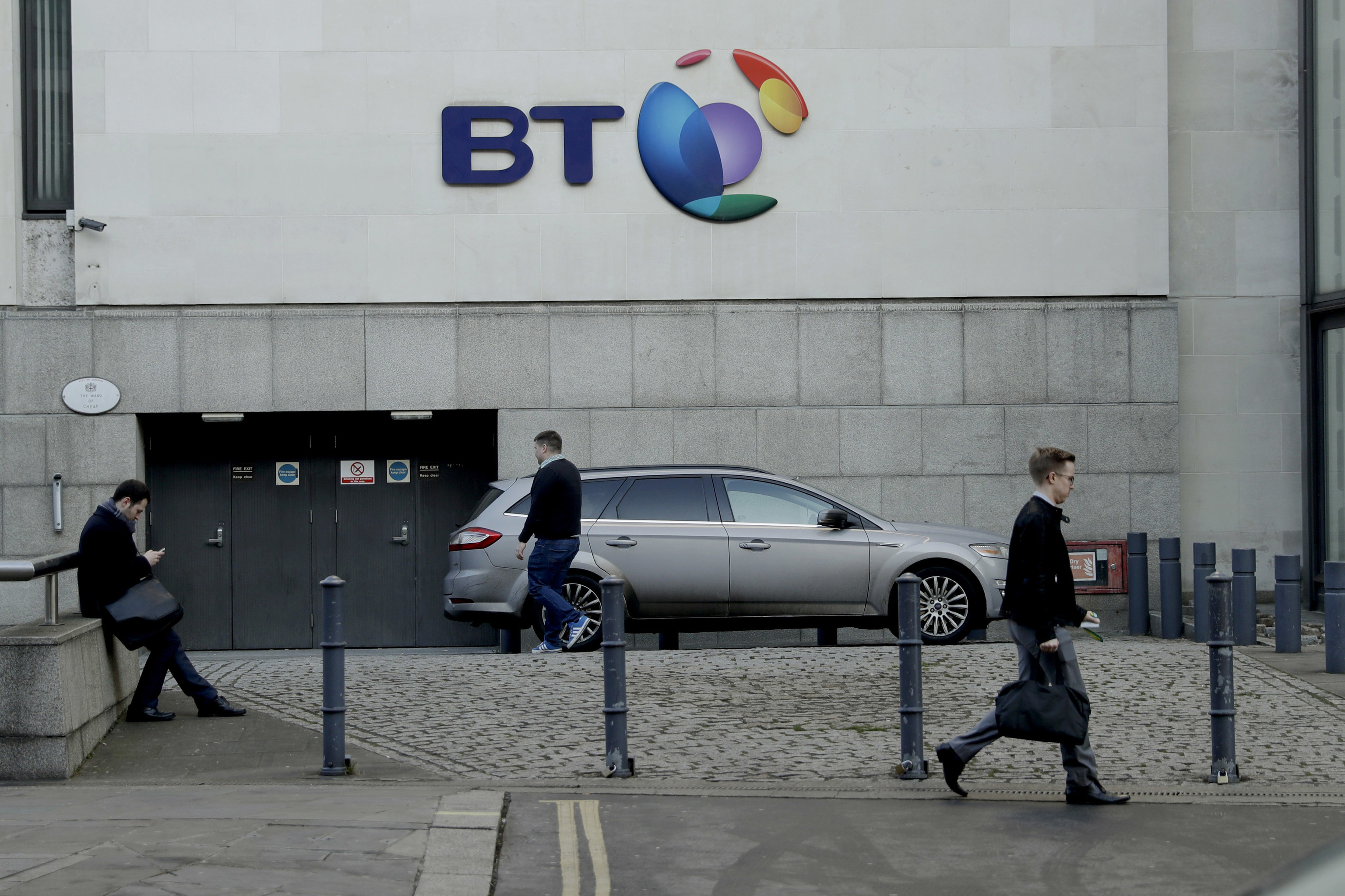 El logo de BT en una de las paredes de su sede central en Londres