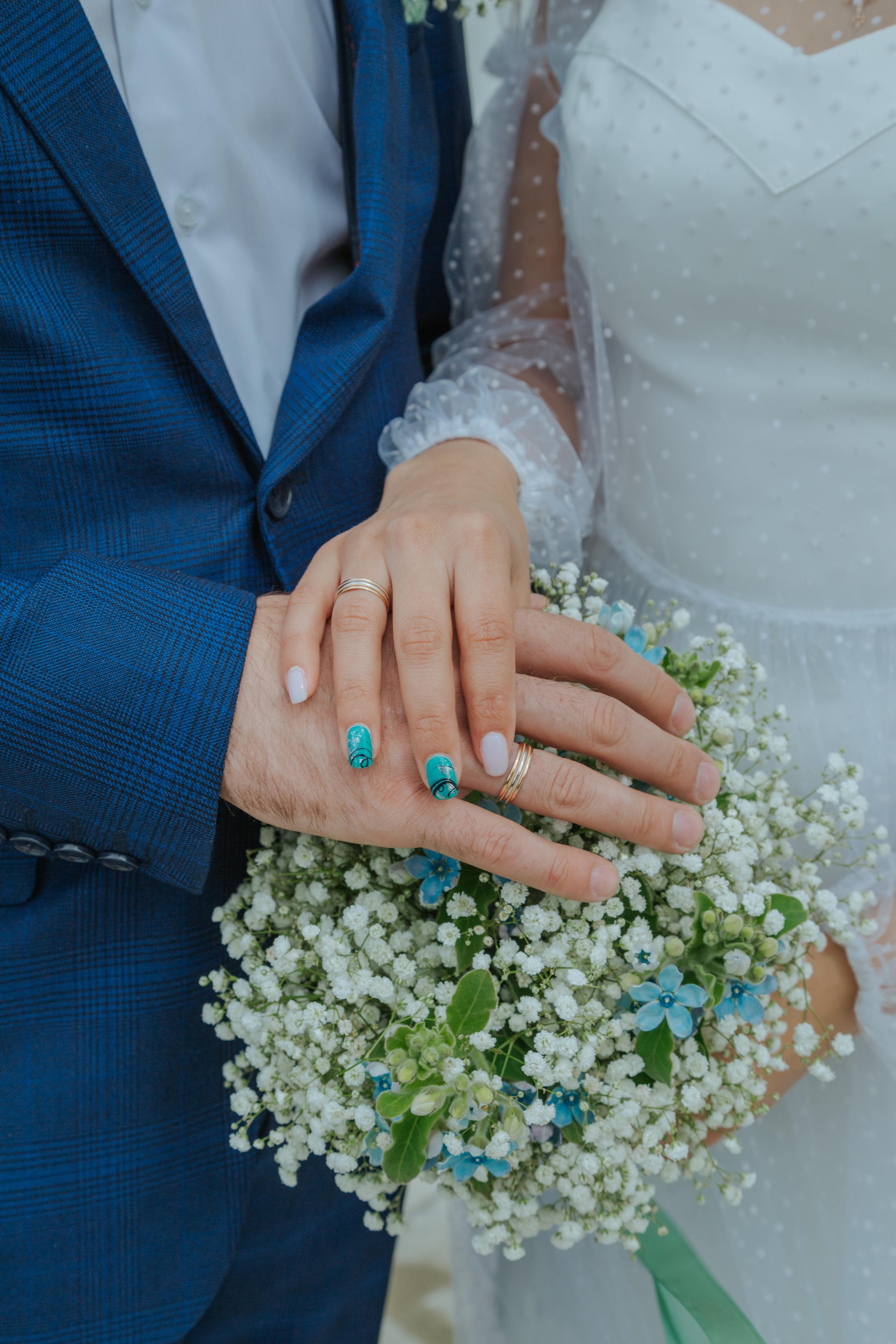 ALT: Uñas para novias en azul y blanco.