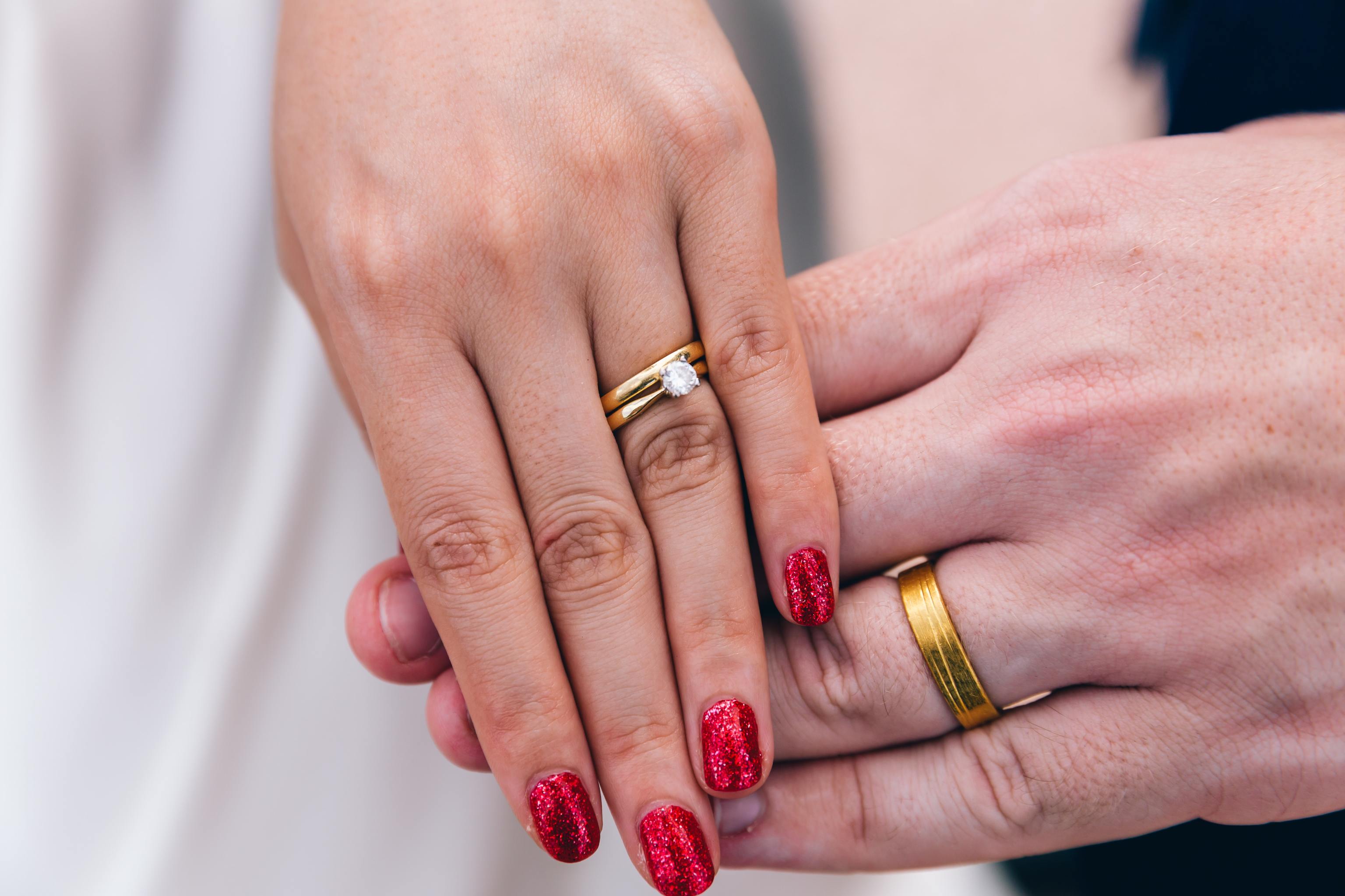ALT: Uñas para novias con glitter en color rojo