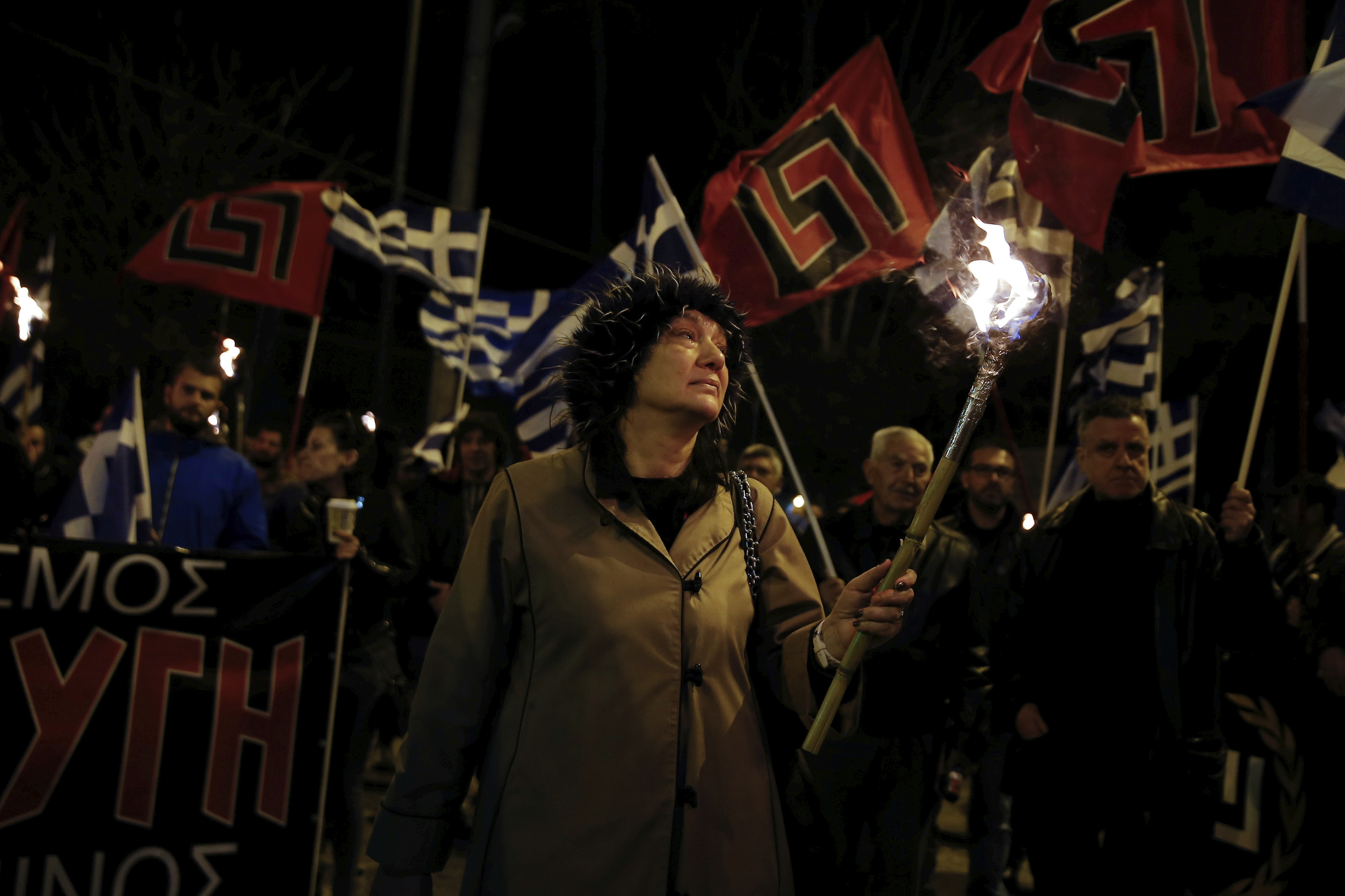 Partidarios del partido Amanecer Dorado, durante una marcha, en Atenas, en 2018.