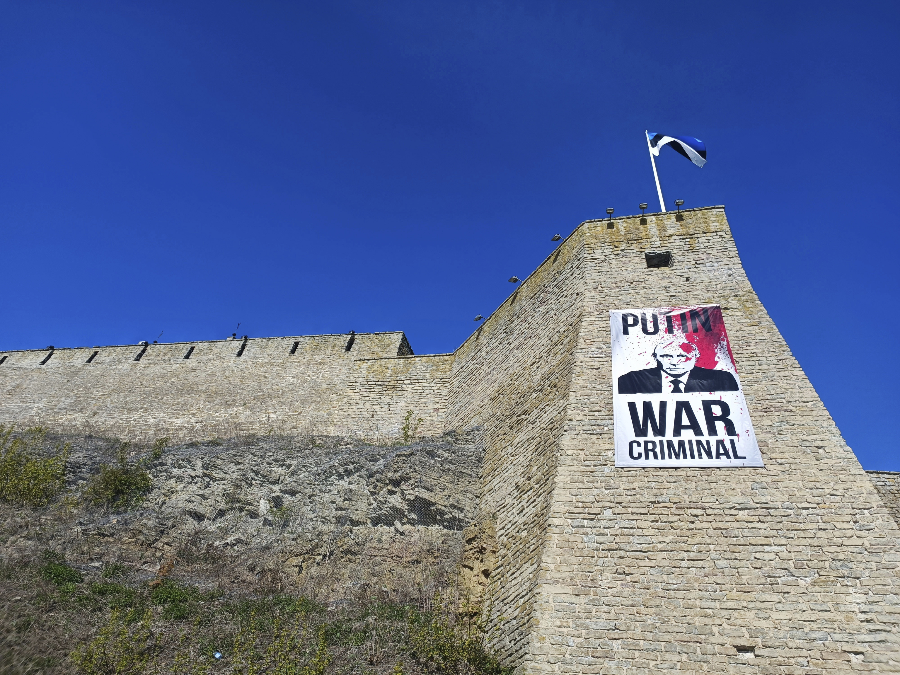 Cartel contra Vladimir Putin en la fortaleza de Narva.