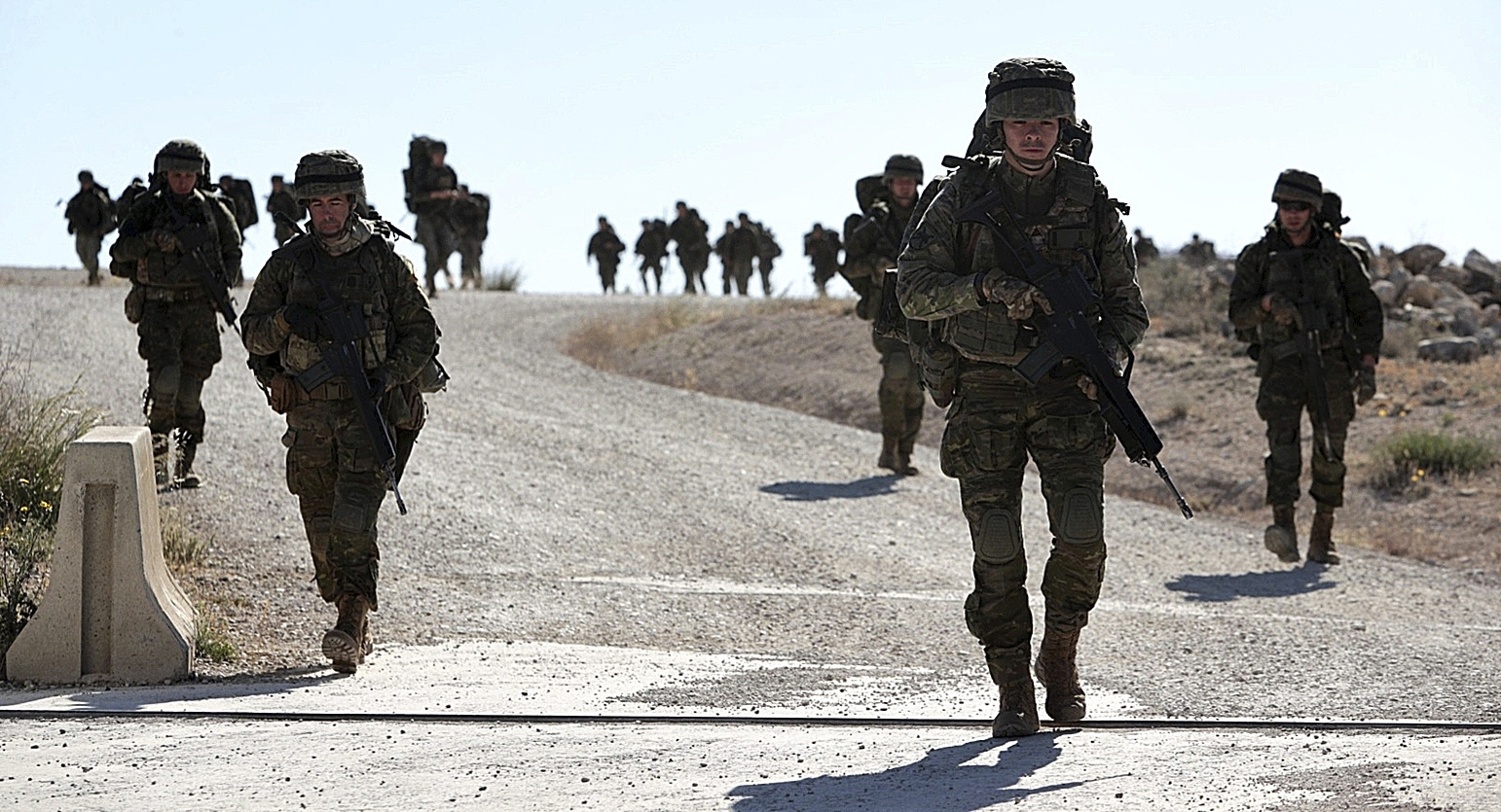 Miembros de la Brigada Paracaidista se dirigen a sus posiciones