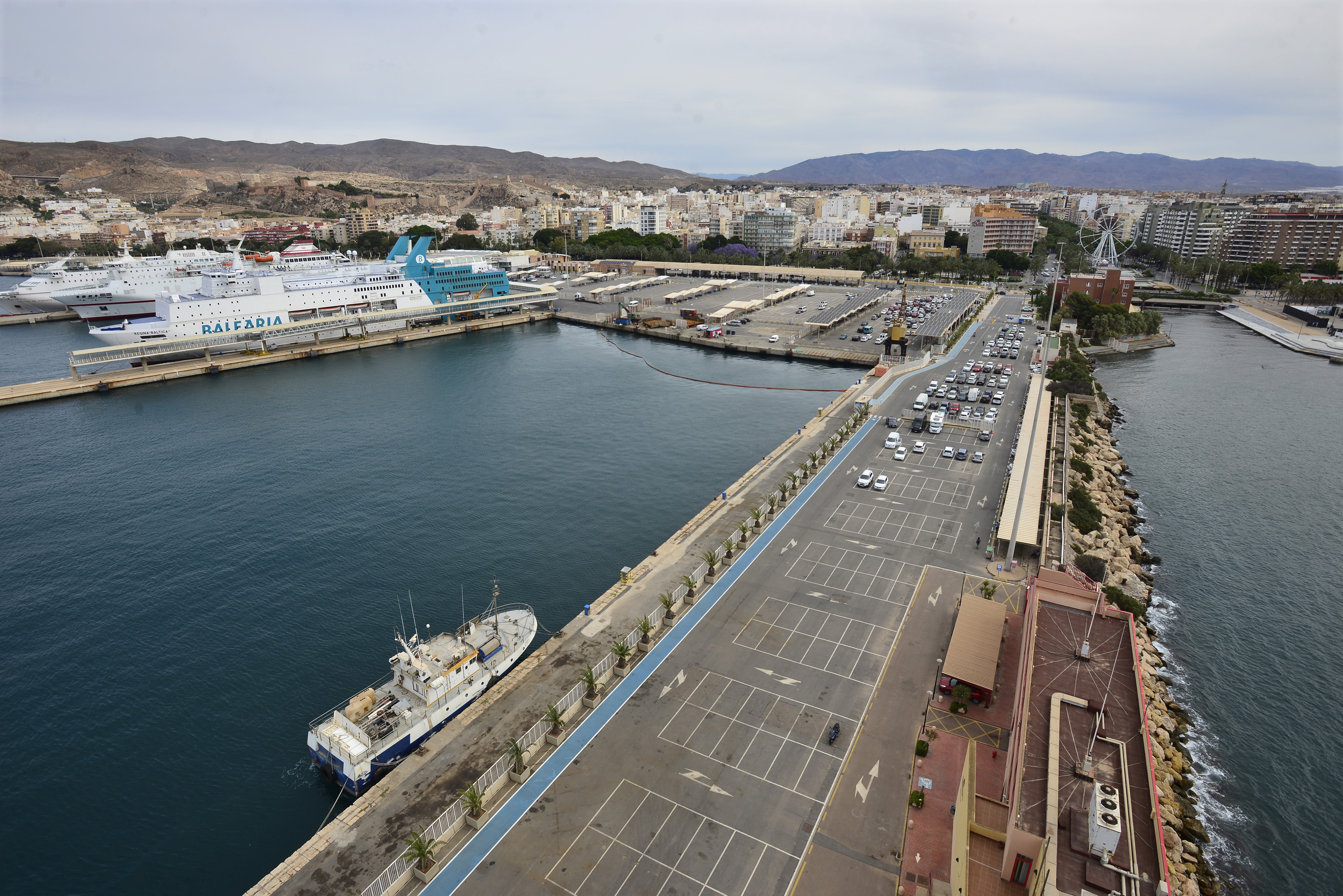 El puerto de Almera con la ciudad al fondo.