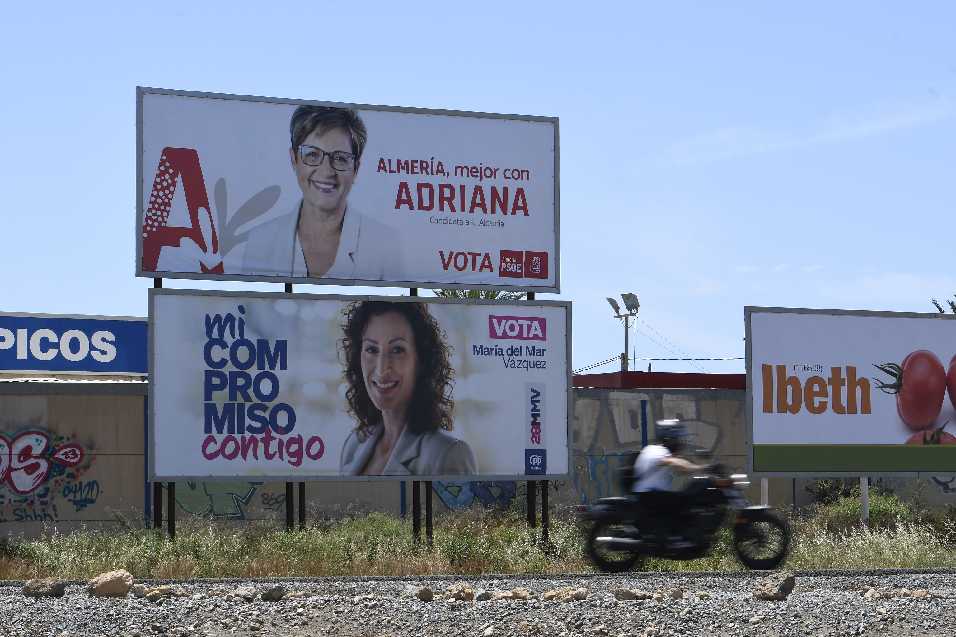 Carteles de las candidatas del PP y PSOE en Almera.