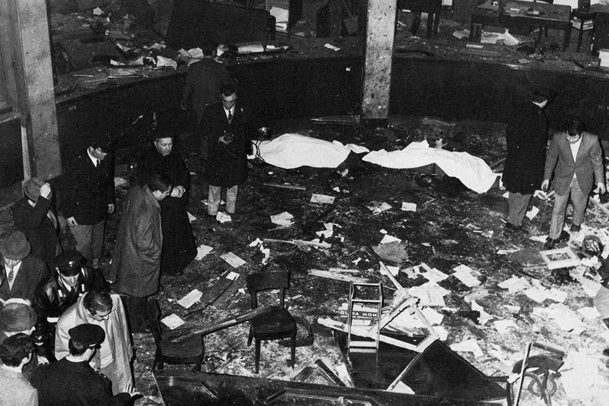 El banco de Piazza Fontana tras la explosión de 1969, primer atentado de los Años de Plomo.