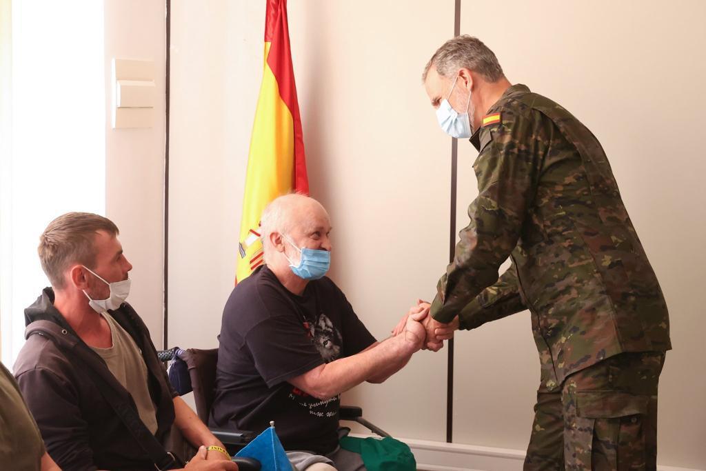 El Rey saluda a uno de los soldados ucranianos ingresados en Zaragoza.