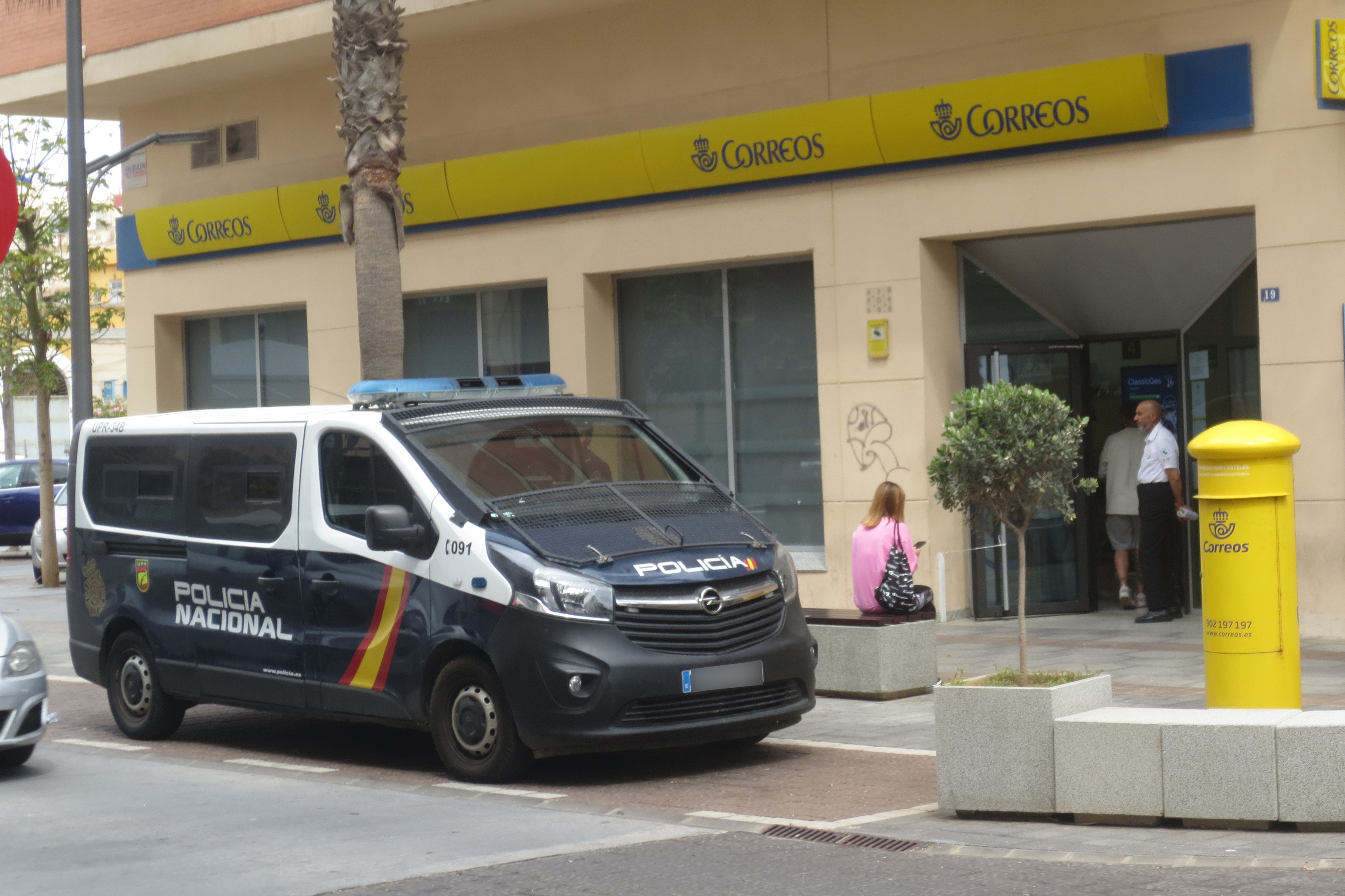 Un furgn de polica, frente a una oficina de Correos en Melilla.