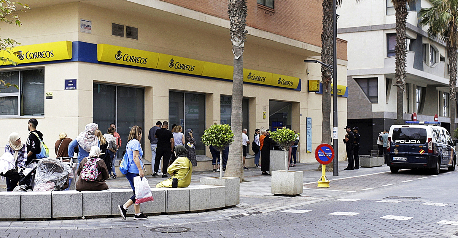 Una oficina de correos, en Melilla.