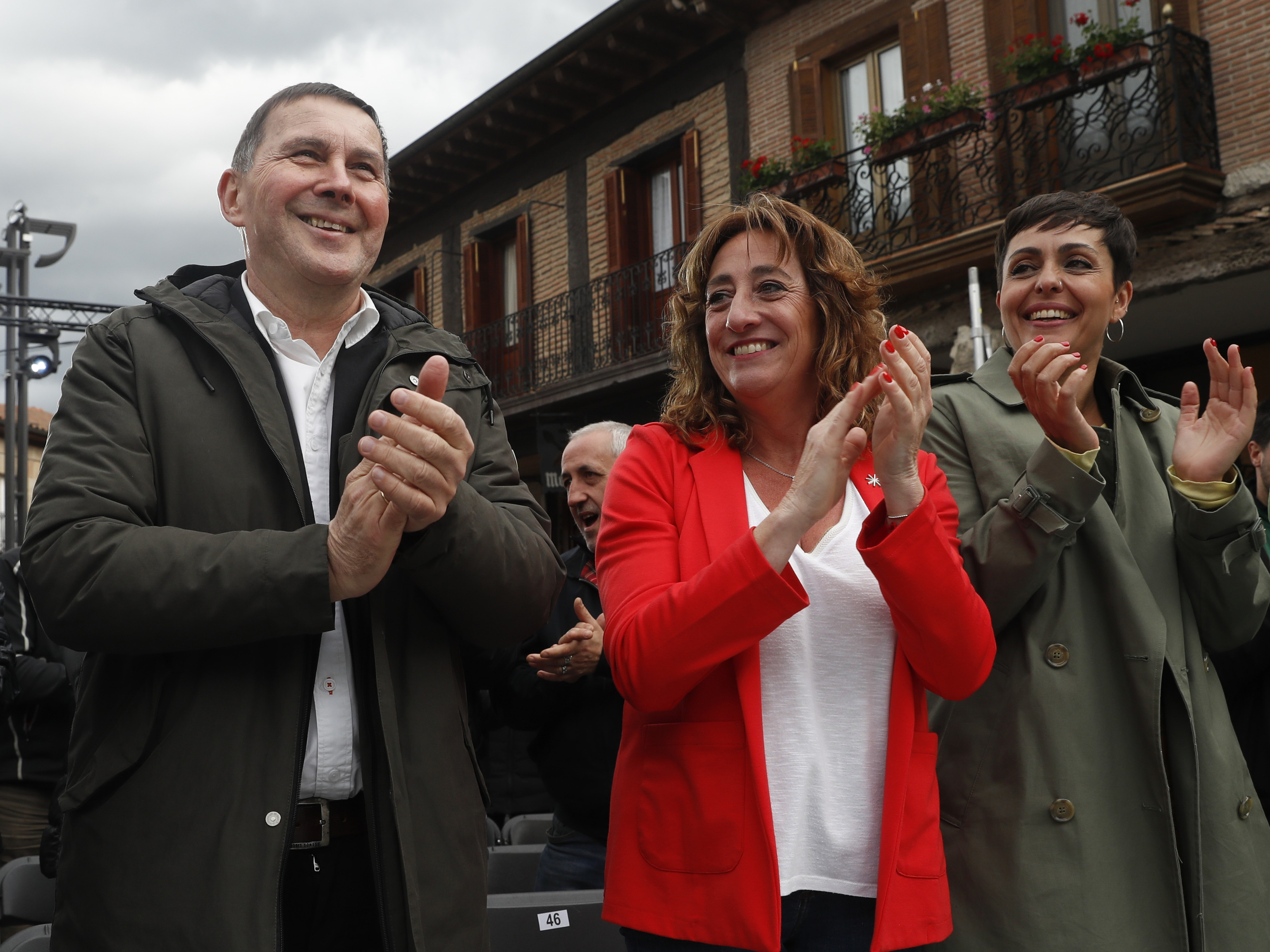 Arnaldo Otegui, Eva López de Arroyabe (candidata a diputada general de Álava) y Rocío Vitero, el jueves, en  Agurain (Álava).