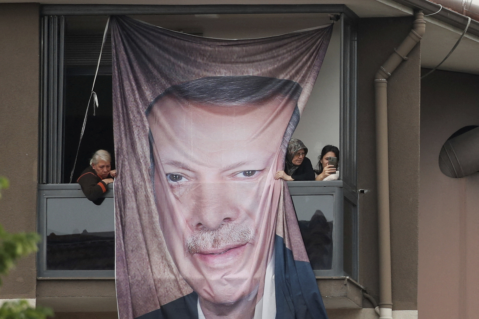Un cartel de Erdogan colgado de un balcn.