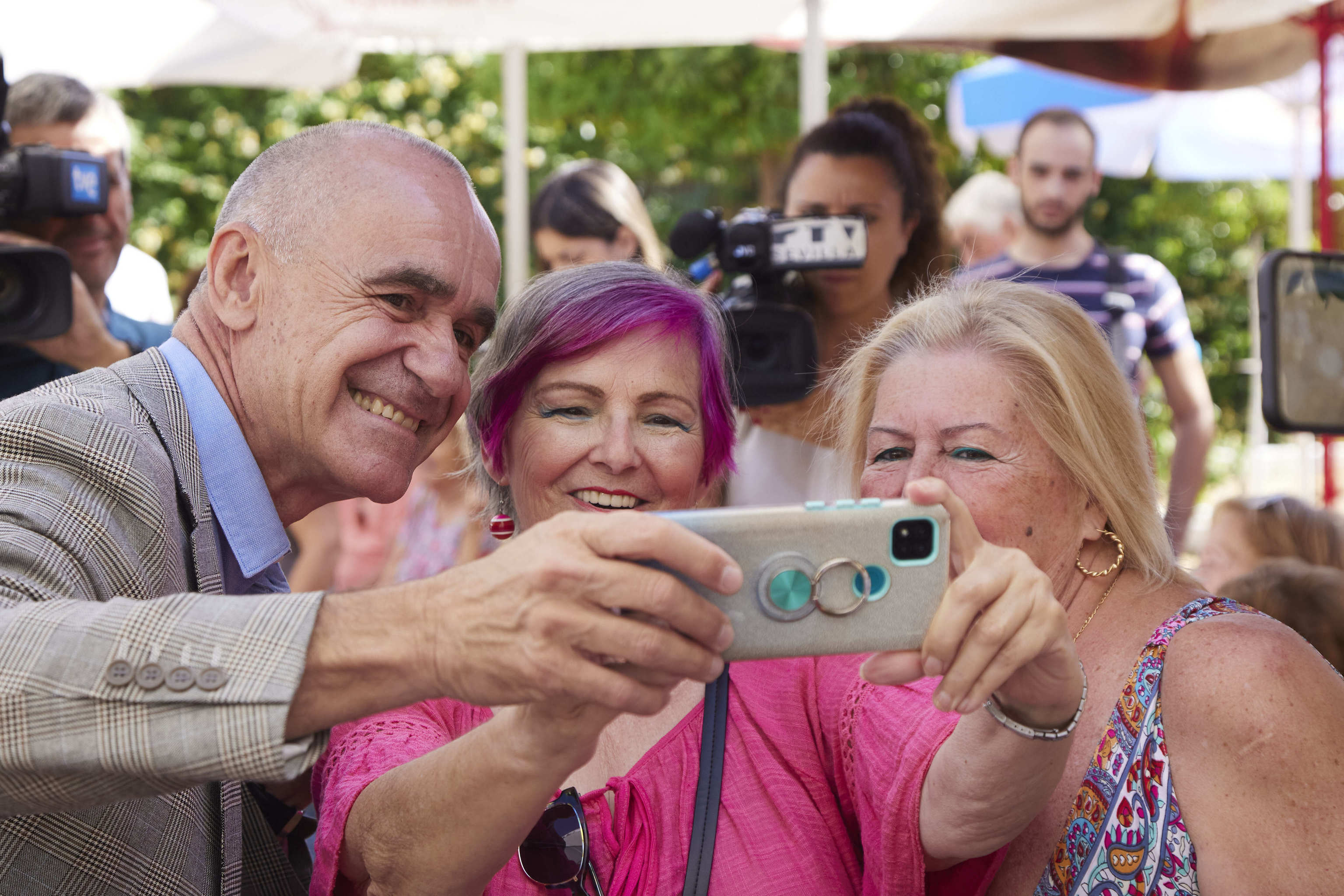 El alcalde y candidato del PSOE en Sevilla, Antonio Muoz, se hace un selfie con dos simpatizantes.