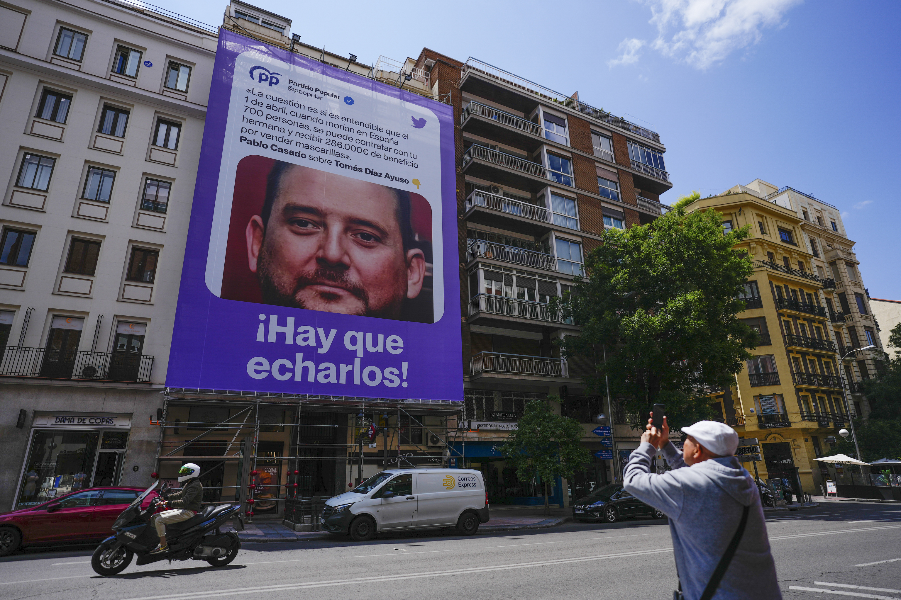 Lona de Podemos en Madrid sobre el hermano de Ayuso.