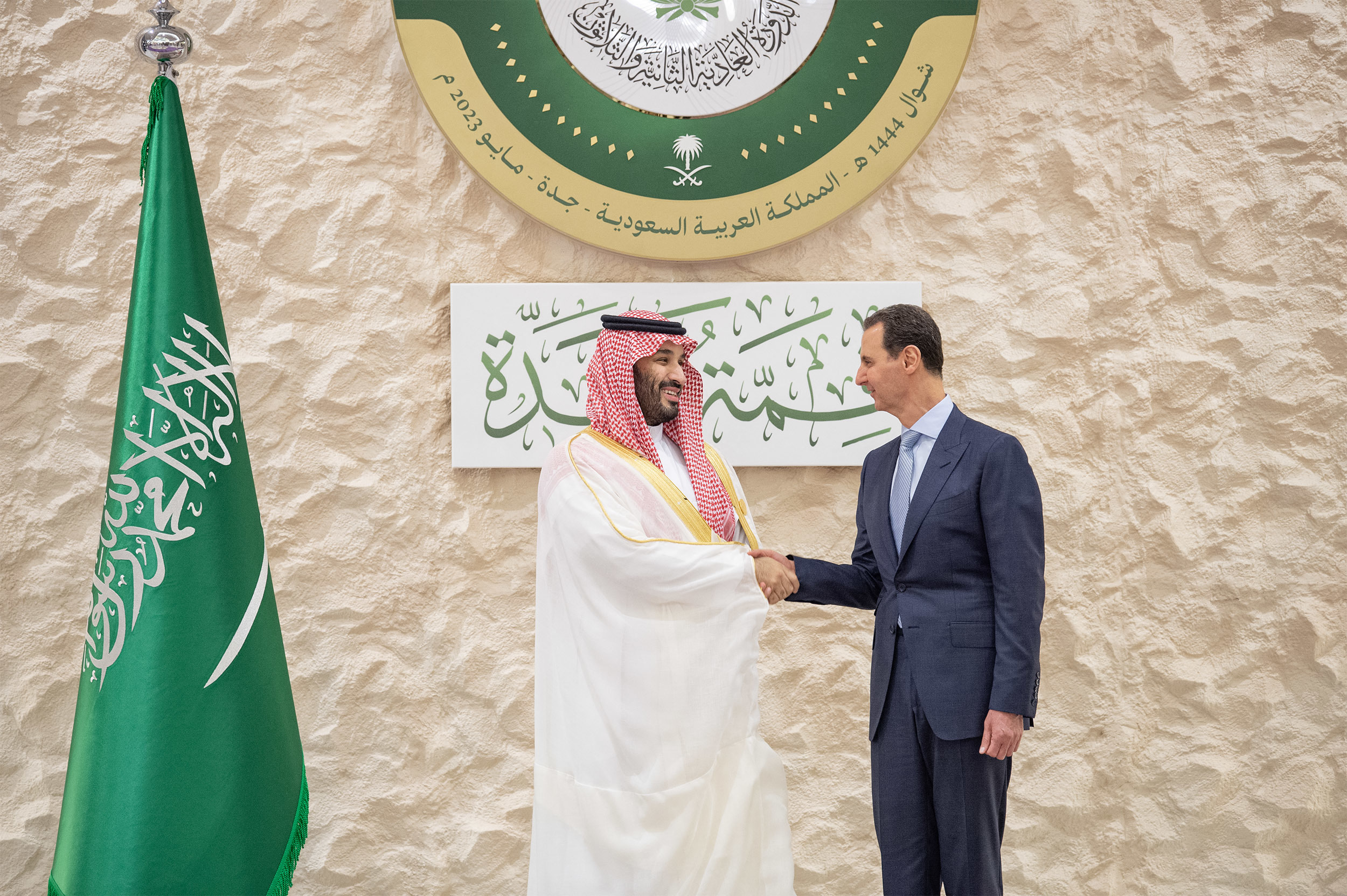Mohamed bin Salman estrecha la mano a Bashar Asad, en Yeda.