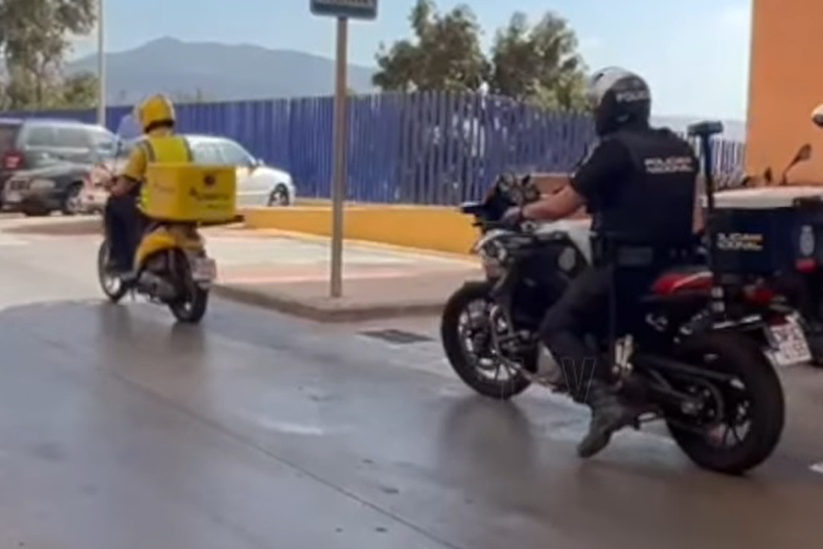 La Polica escolta a un cartero en Melilla