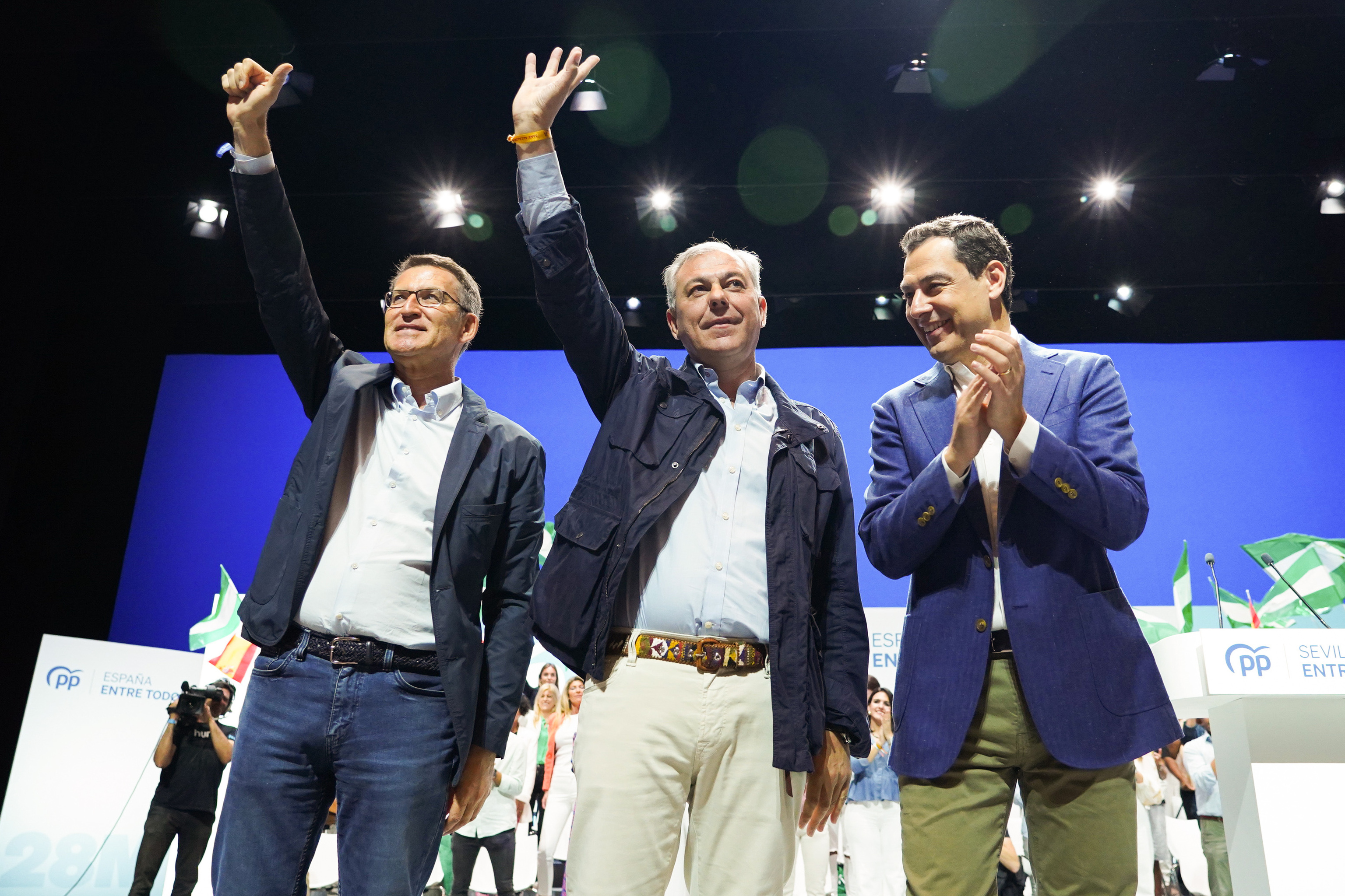 Alberto Nez Feijo, con Juanma Moreno y el candidato a la Alcalda de Sevilla, Jos Luis Sanz, en el mitin de este sbado.