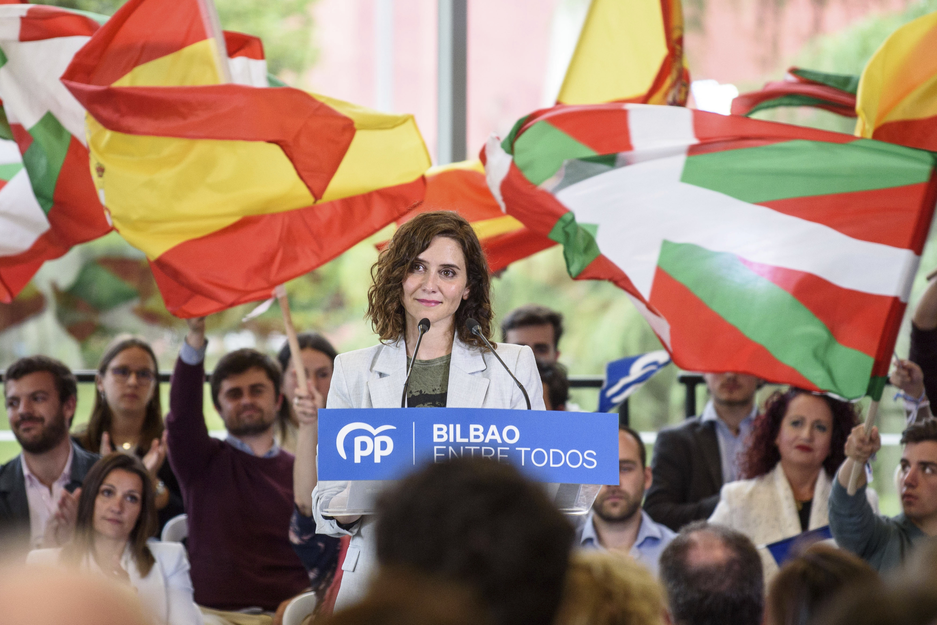 La presidenta Daz Ayuso durante un mitin electoral multitudinario celebrado en Bilbao durante las elecciones municipales de mayo de 2023.