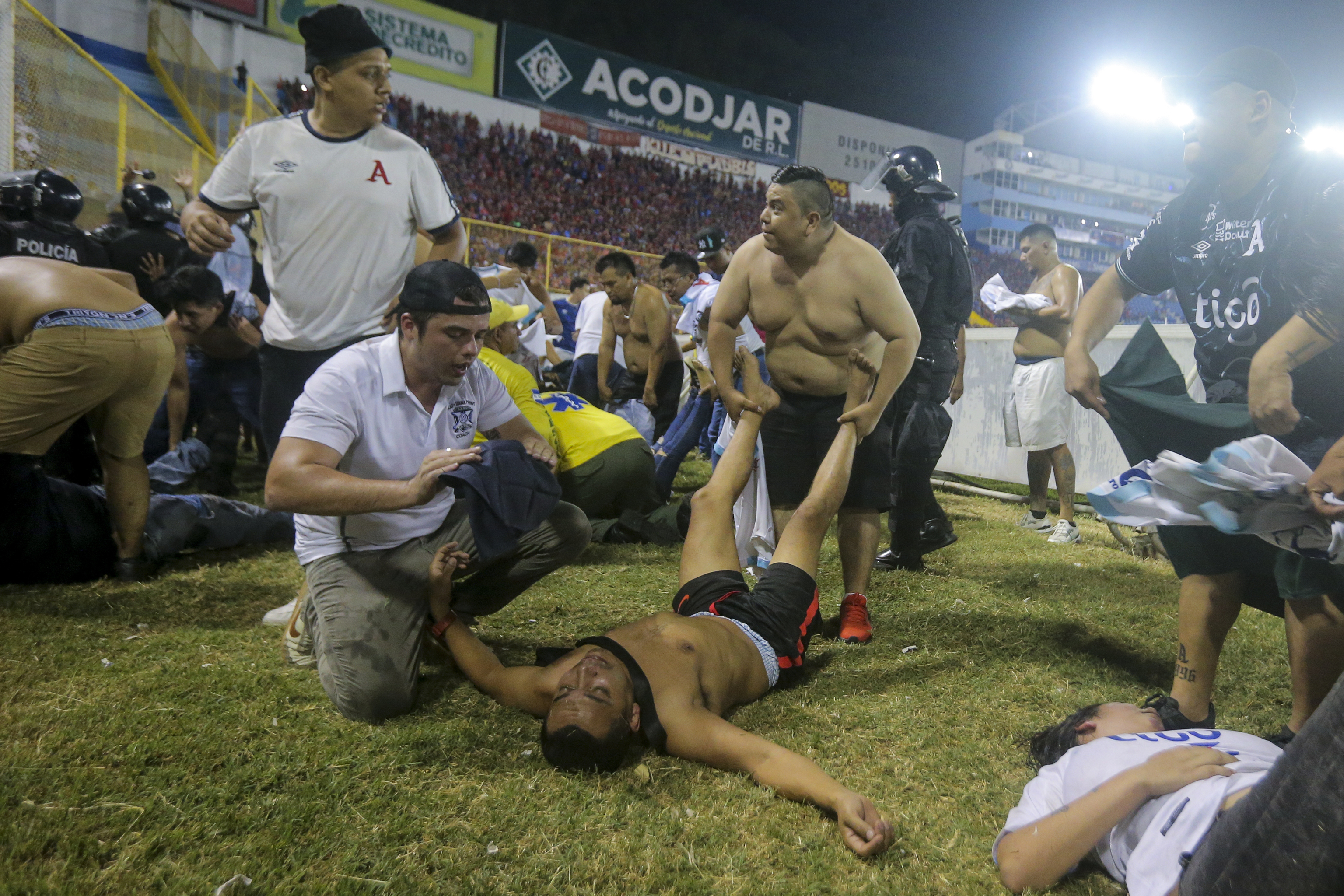 Momentos de angustia con varios aficionados tratando de ayudar a los heridos.