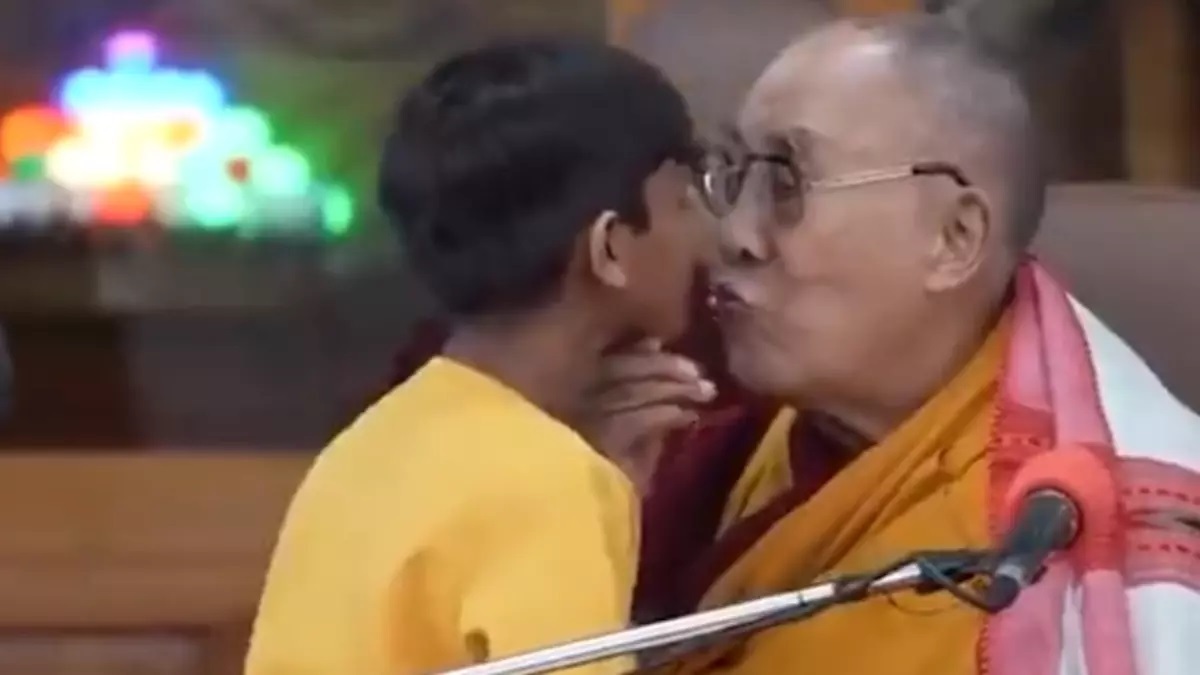 Dalai Lama besando a un niño en la boca