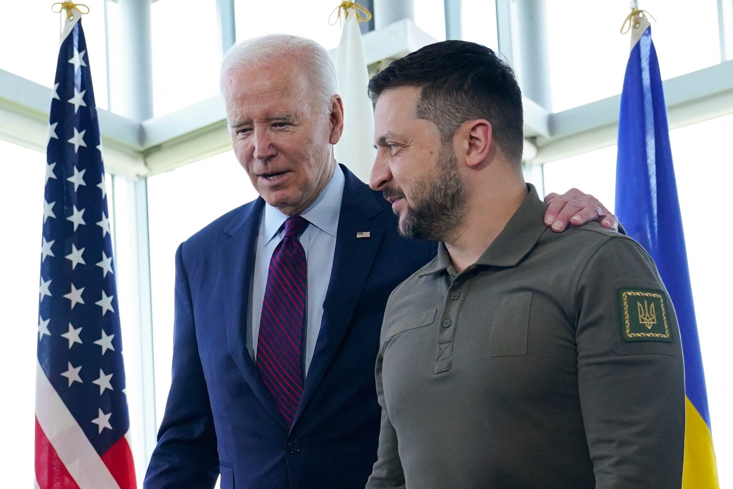 TOPSHOT - US President Joe Biden (L) walks with Ukraine's President Volodymyr  lt;HIT gt;Zelensky lt;/HIT gt; ahead of a working session on Ukraine during the G7 Leaders' Summit in Hiroshima on May 21, 2023. (Photo by Susan Walsh / POOL / AFP)