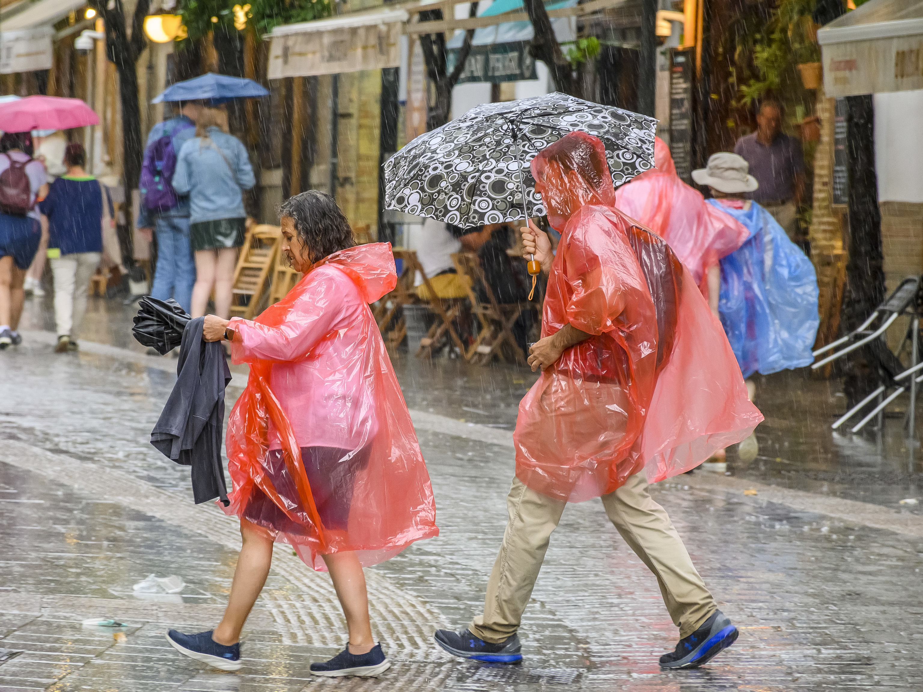 Dos personas se protegen de la lluvia
