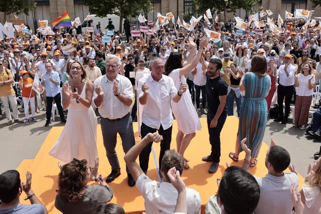Joan Rib y Joan Baldov, en el centro, este domingo en el mitin central de Comproms en Valencia.