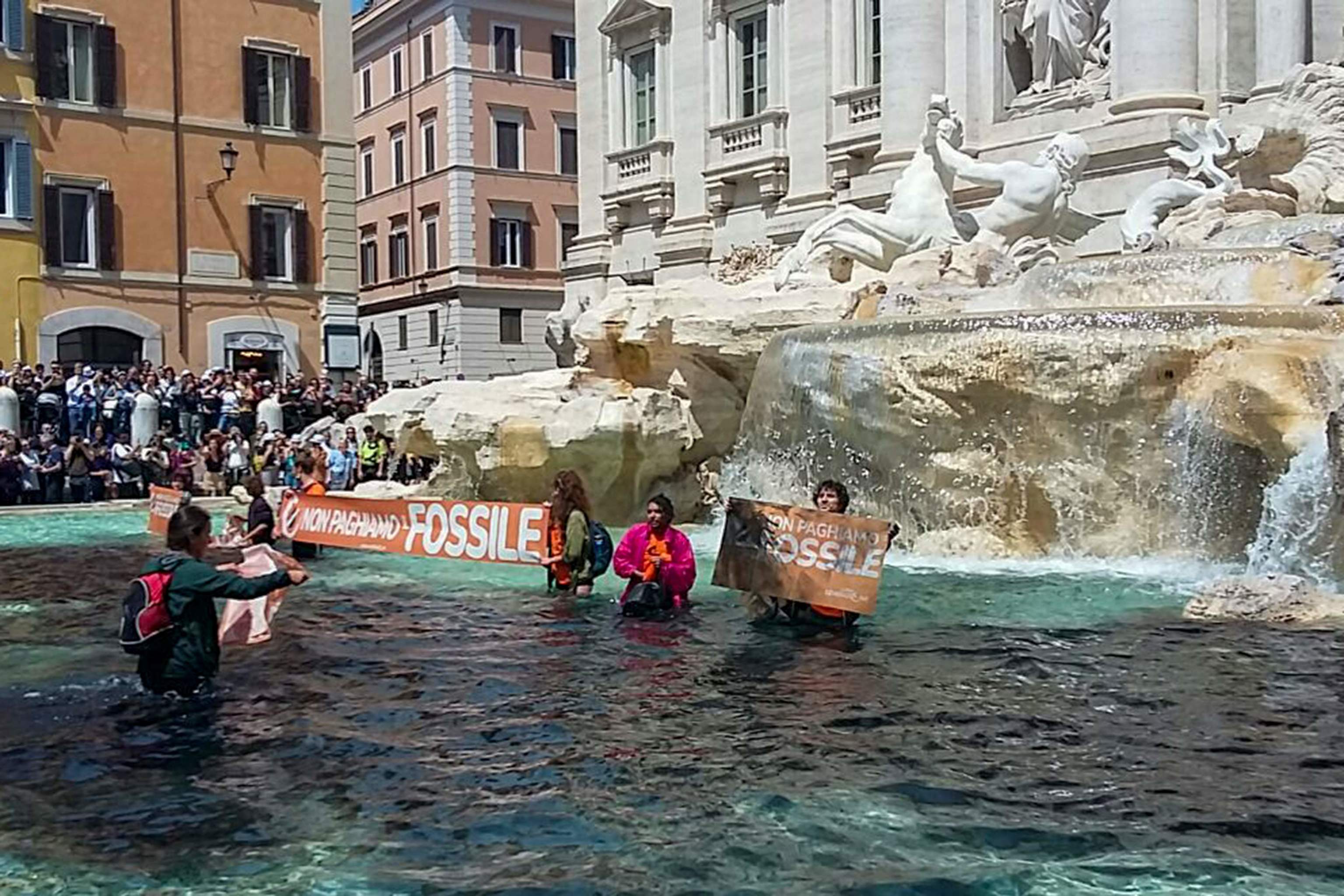 Activistas tien de negro la Fontana de Trevi