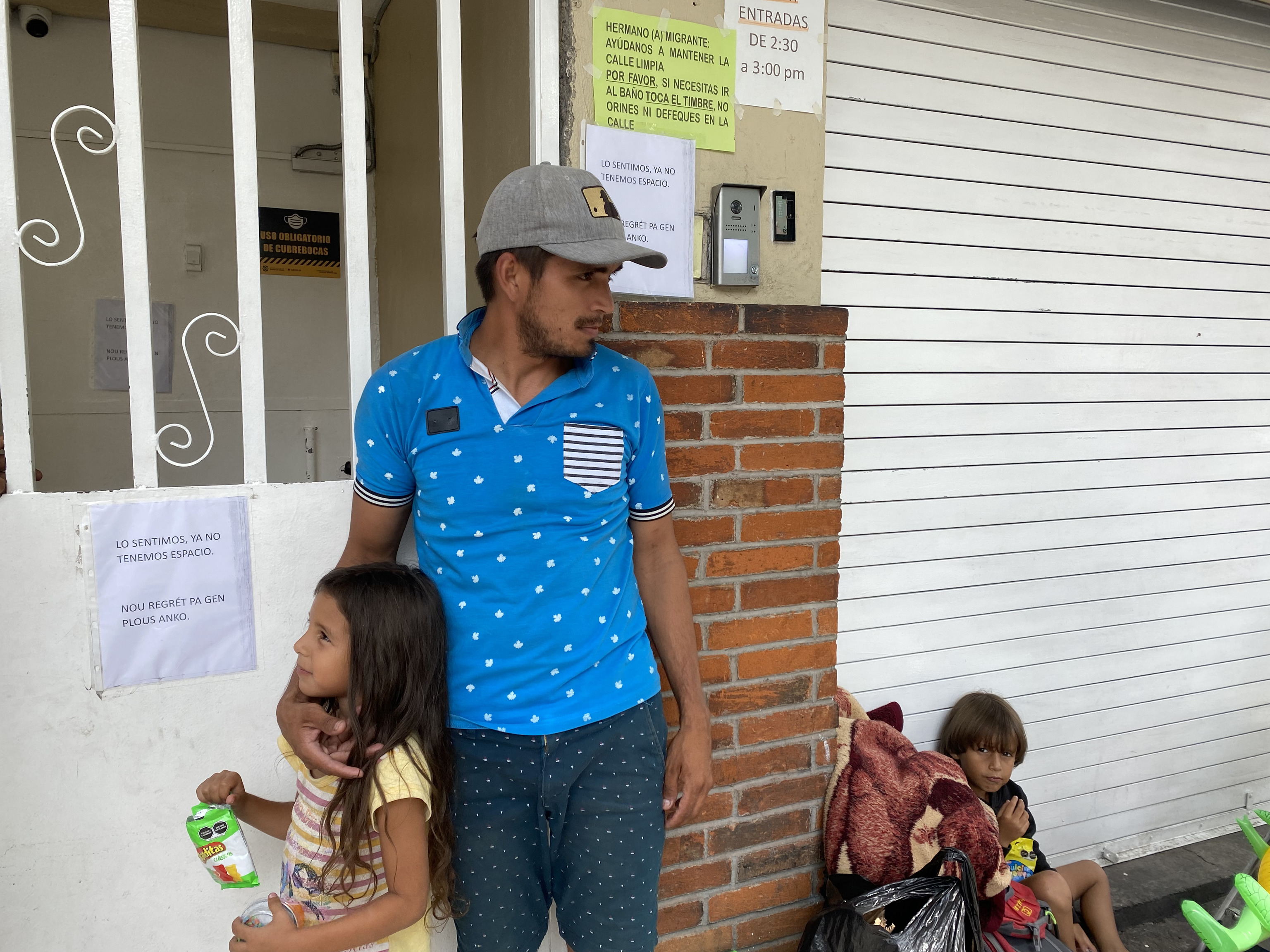 Jesús, venezolano, junto a sus dos hijos, a las puertas del refugio para migrantes CAFEMIN.
