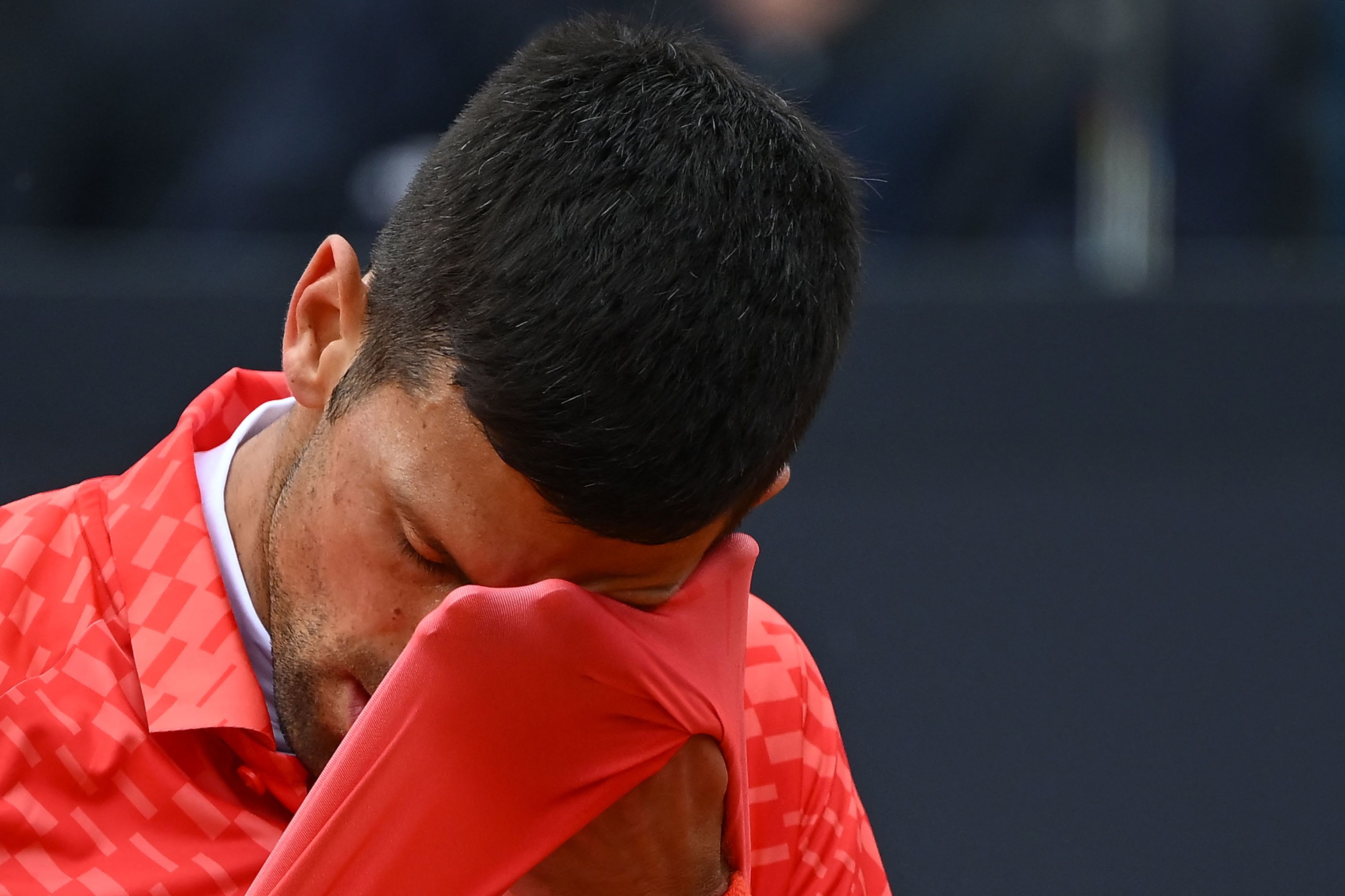 Djokovic se seca la cara en la derrota ante Rune en Roma.