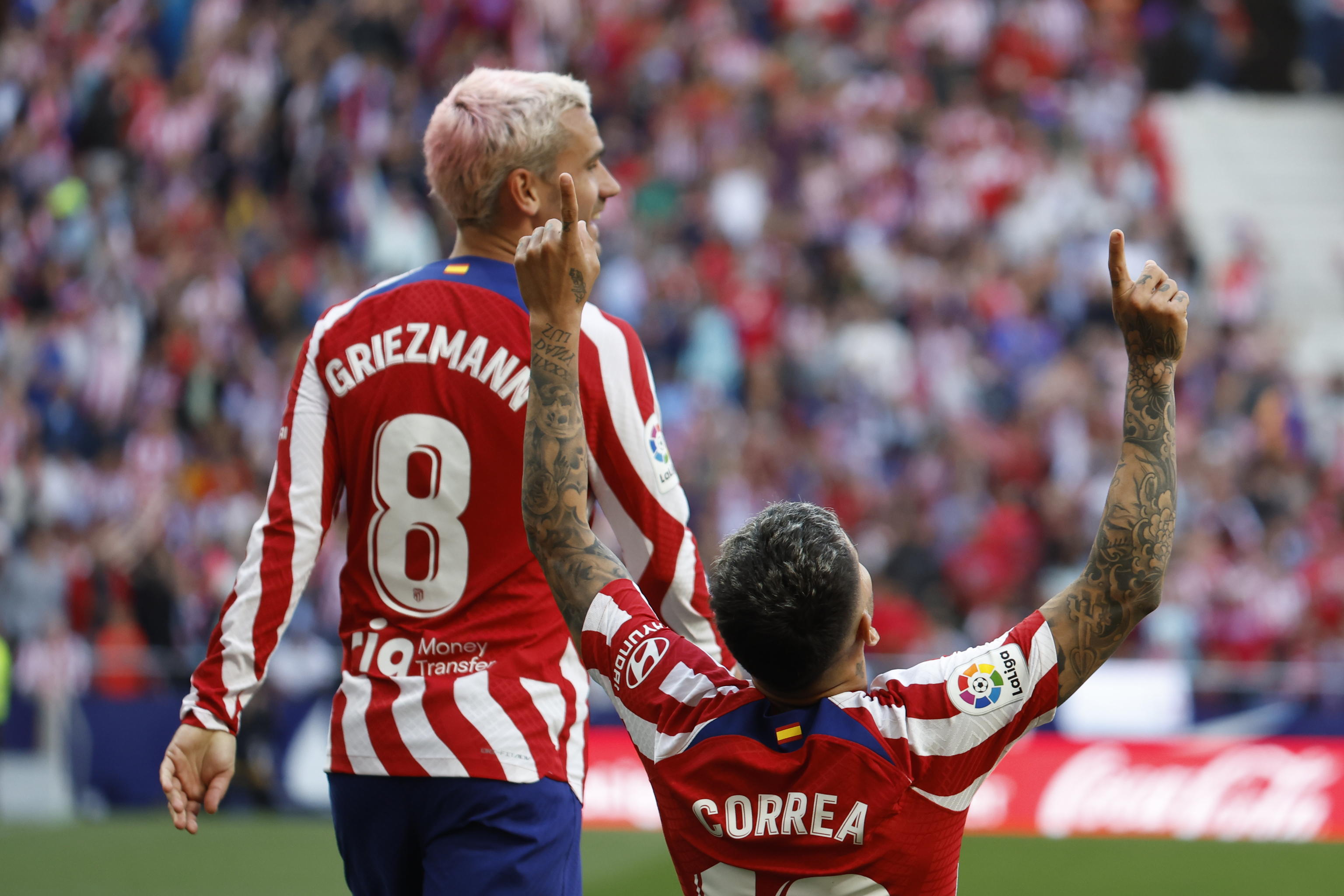 Griezmann y Correa celebran un gol del Atleti.