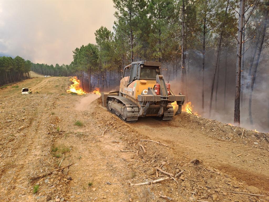 Maquinaria pesada luchando contra el fuego, este fin de semana, en Sierra de Gata.