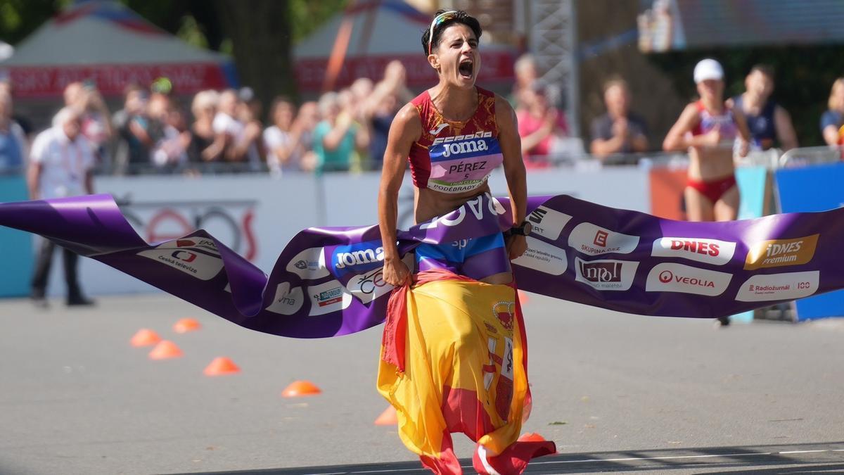 María Pérez, tras batir el récord del mundo de 35 km marcha, este domingo en Podebrady (República Checa)
