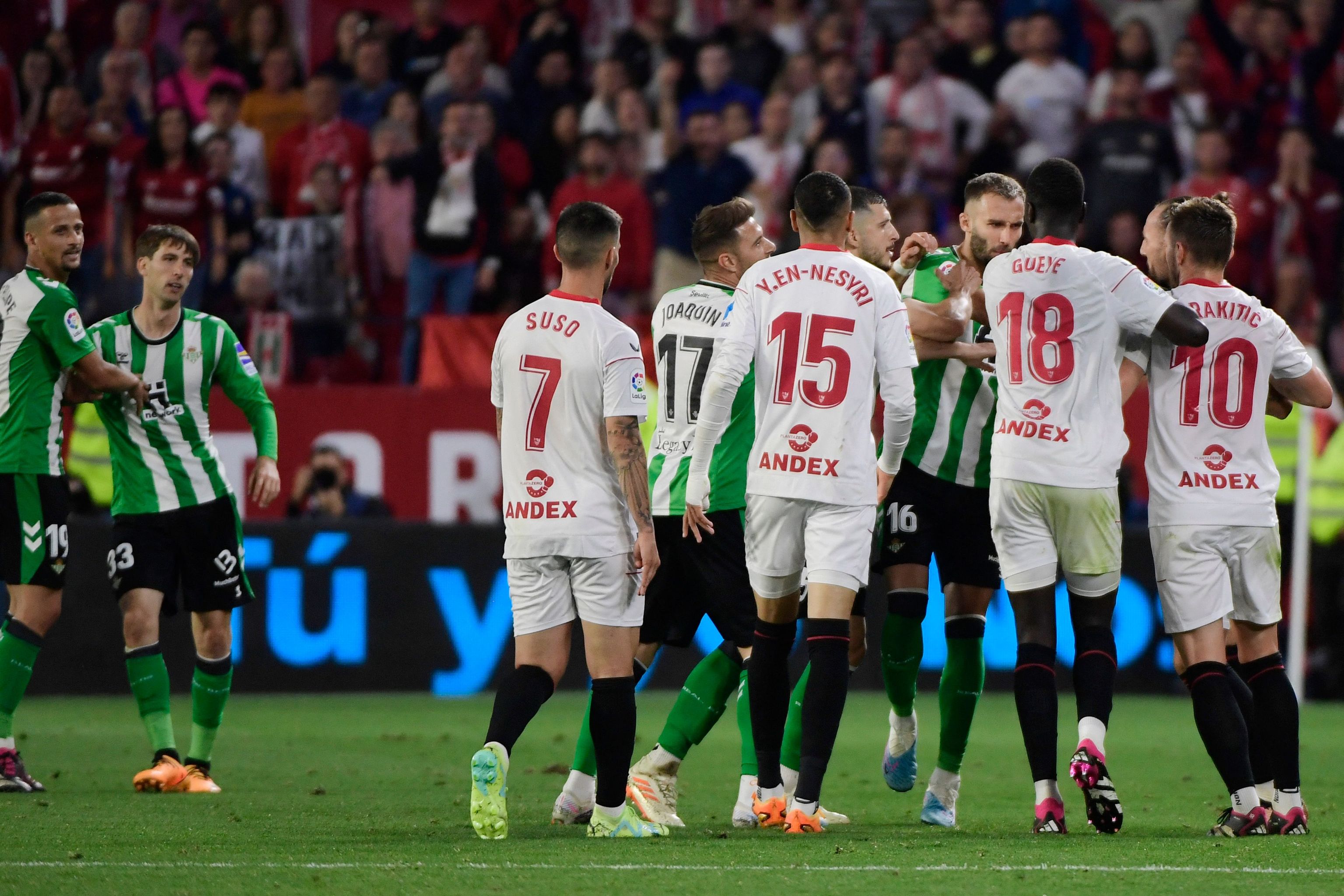 Tangana entre jugadores en el Sevilla Betis